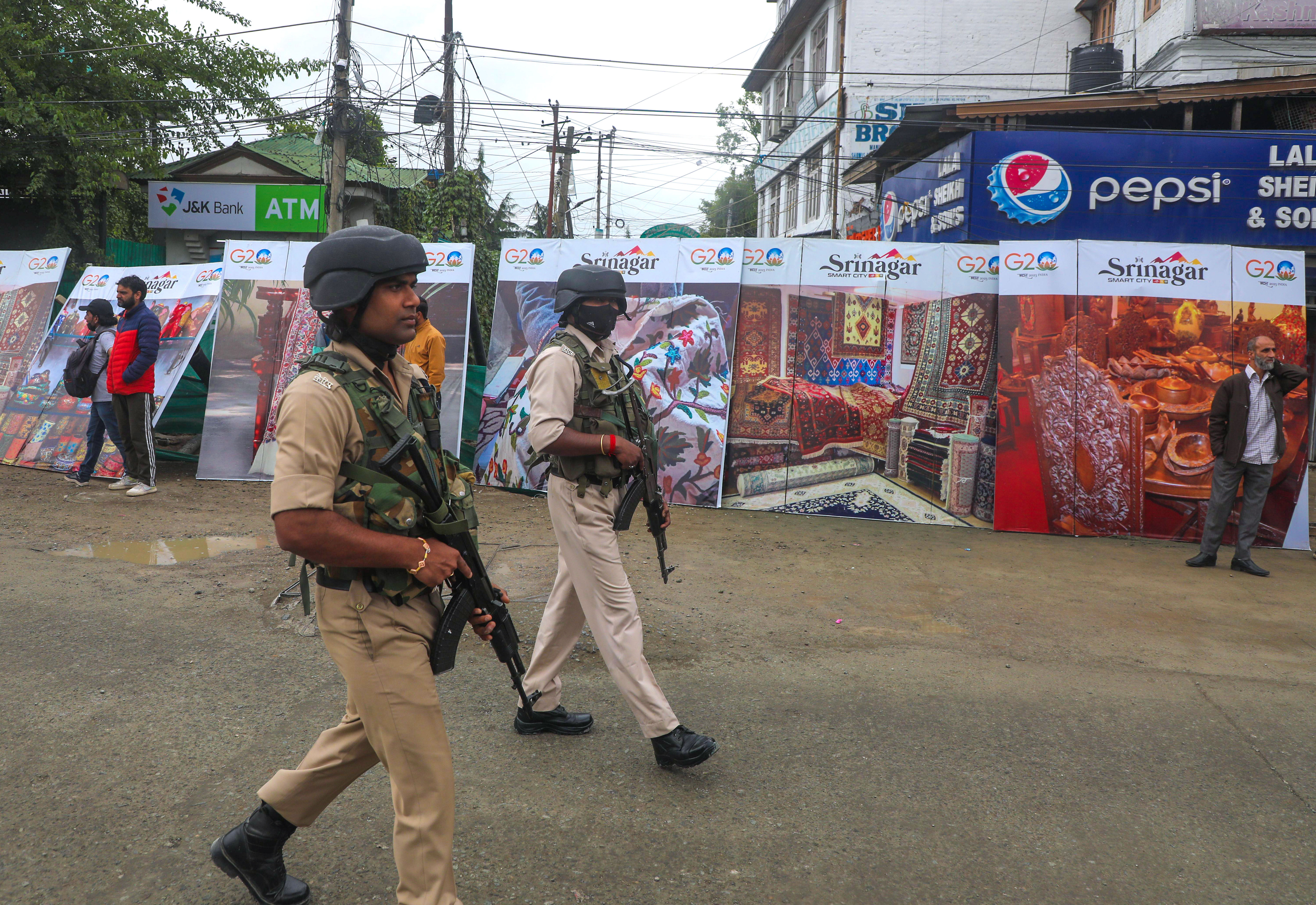 Forças de segurança indianas patrulham em Srinagar, na Caxemira indiana, em 24 de maio de 2023.