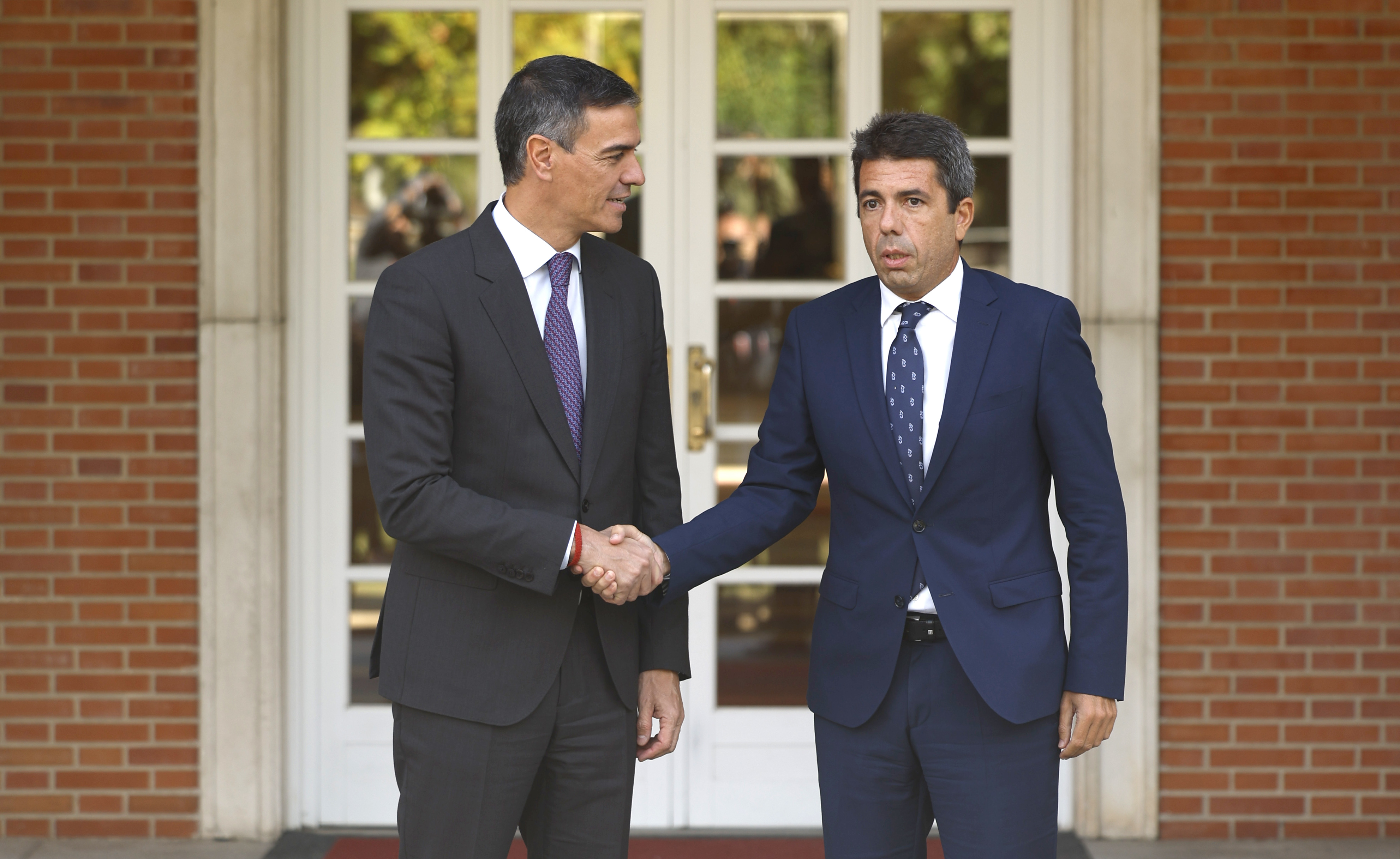 Dvd 1234 (04-10-24). presidente del Gobierno, Pedro Snchez (i), recibe este viernes en Moncloa al president de la Generalitat, Carlos Mazn, dentro de la ronda de encuentros con presidentes autonmicos que est manteniendo. 