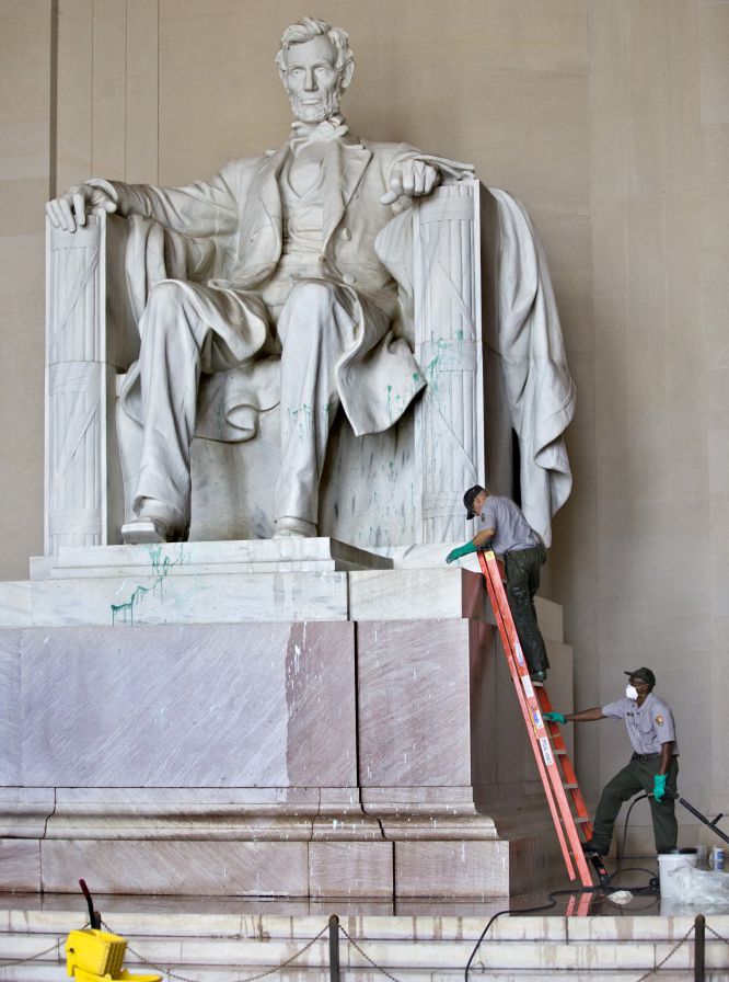 dentro del monumento a lincoln