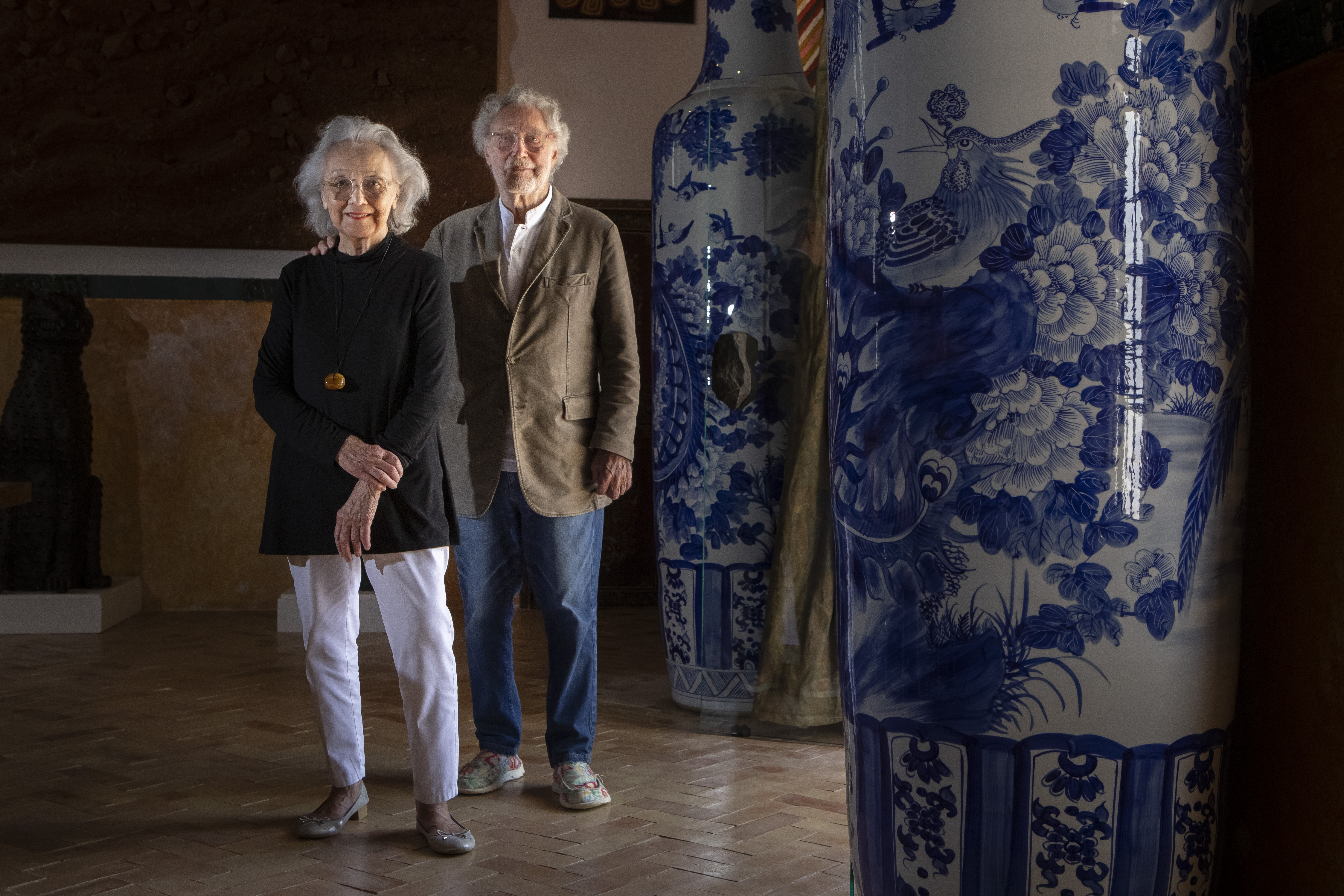 Yannick y Ben, junto a unos gigantescos jarrones en una de las salas del museo.