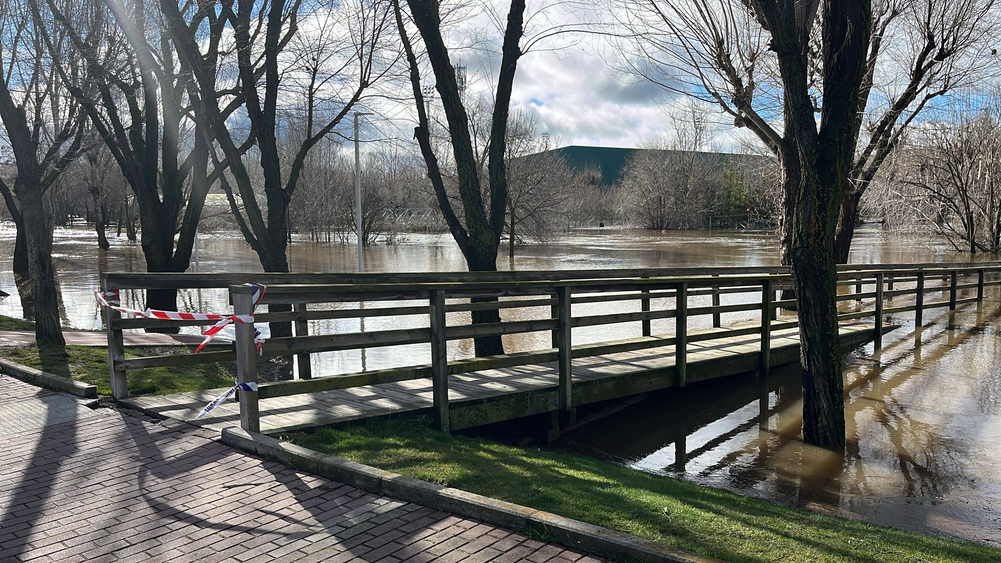 Foto del río Adaja con uno de sus pasos cortados, este viernes.