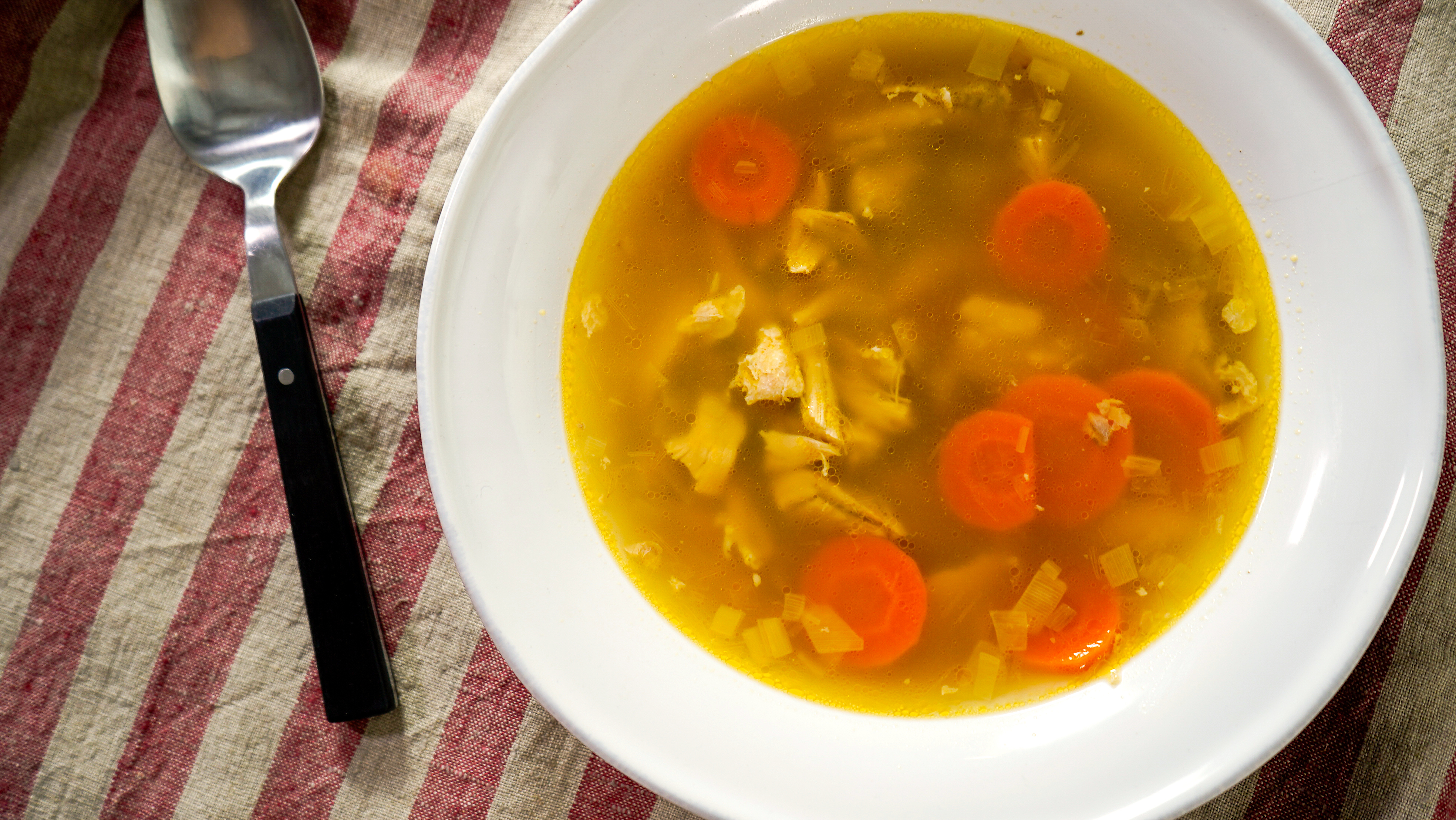 Sopa de pollo para estómagos fatigados