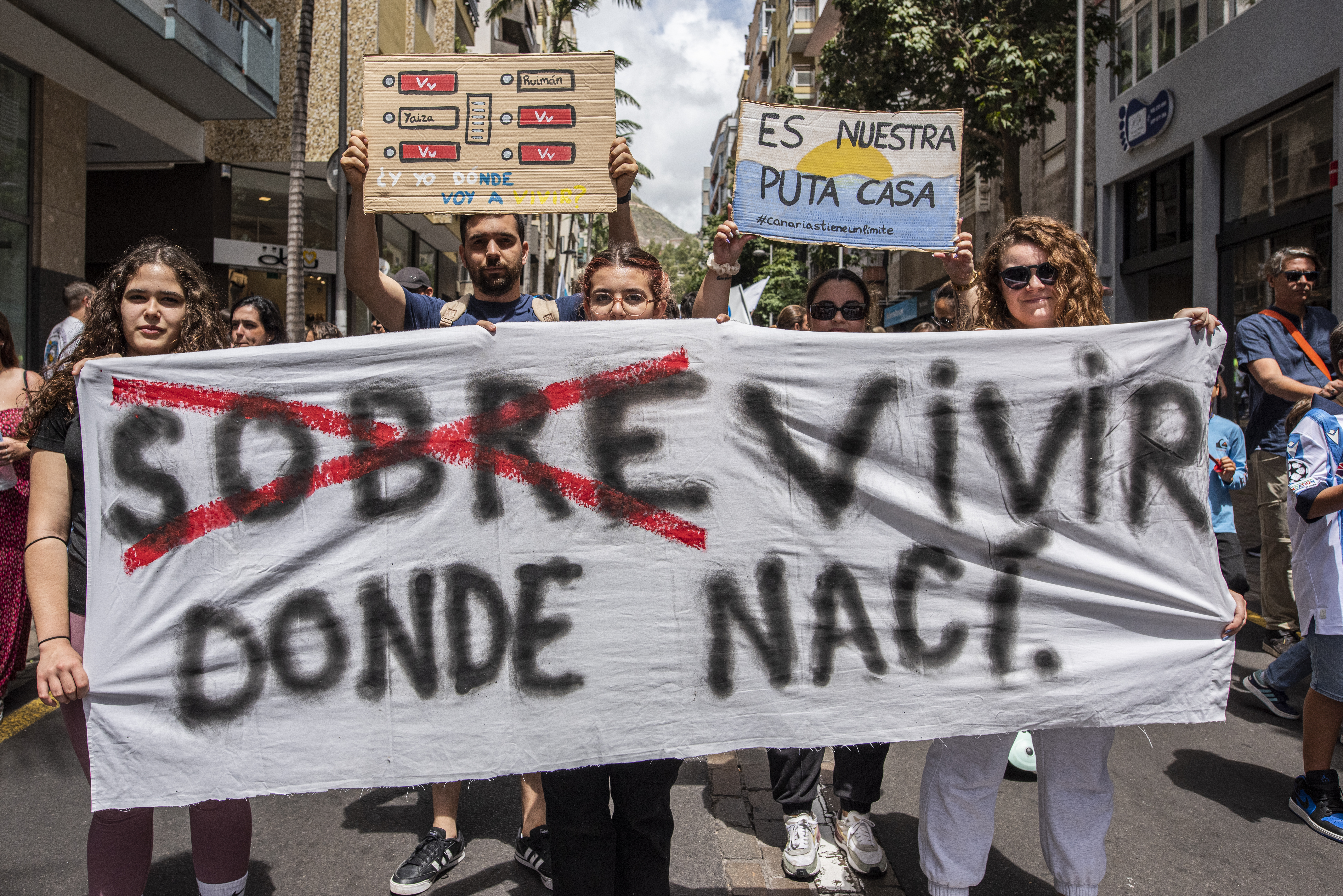 Canarias se planta con manifestaciones multitudinarias contra el turismo  masivo | Economía | EL PAÍS