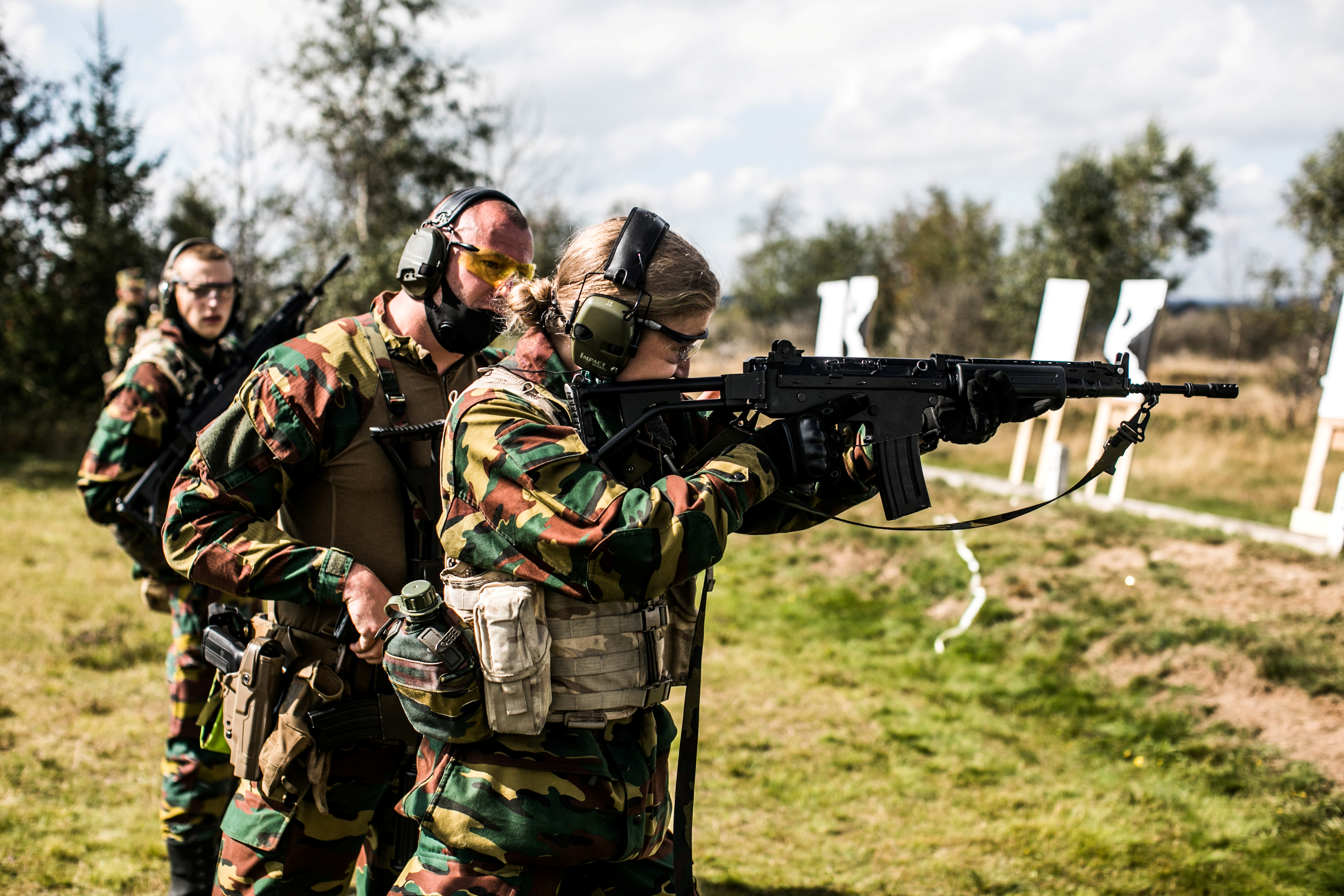 Isabel de Bélgica, aprendiendo a disparar durante su formación militar en Elsenborn,  en 2020.