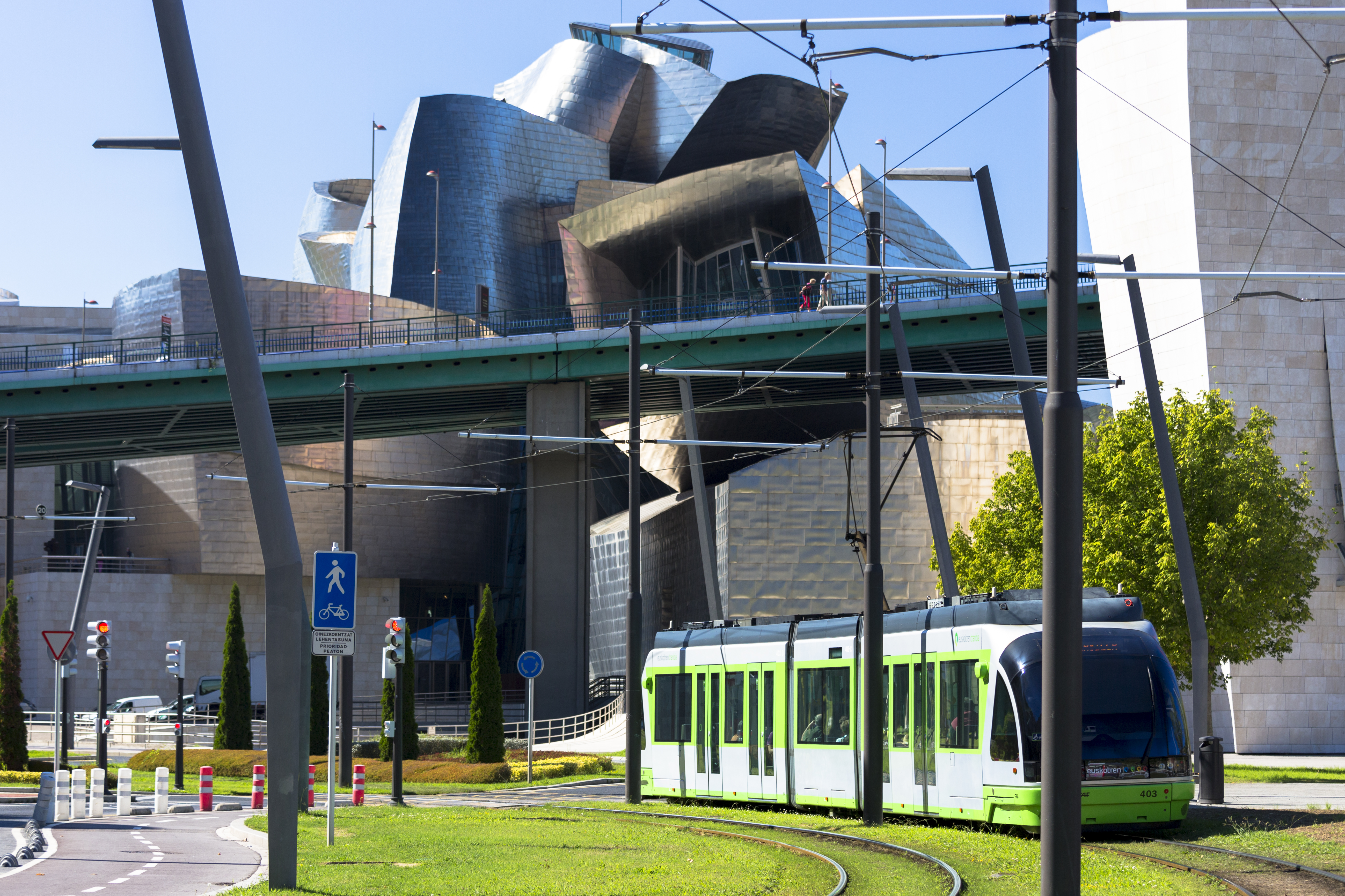 Tranvía de Bilbao a su paso por la inmediaciones del Museo Guggenheim.