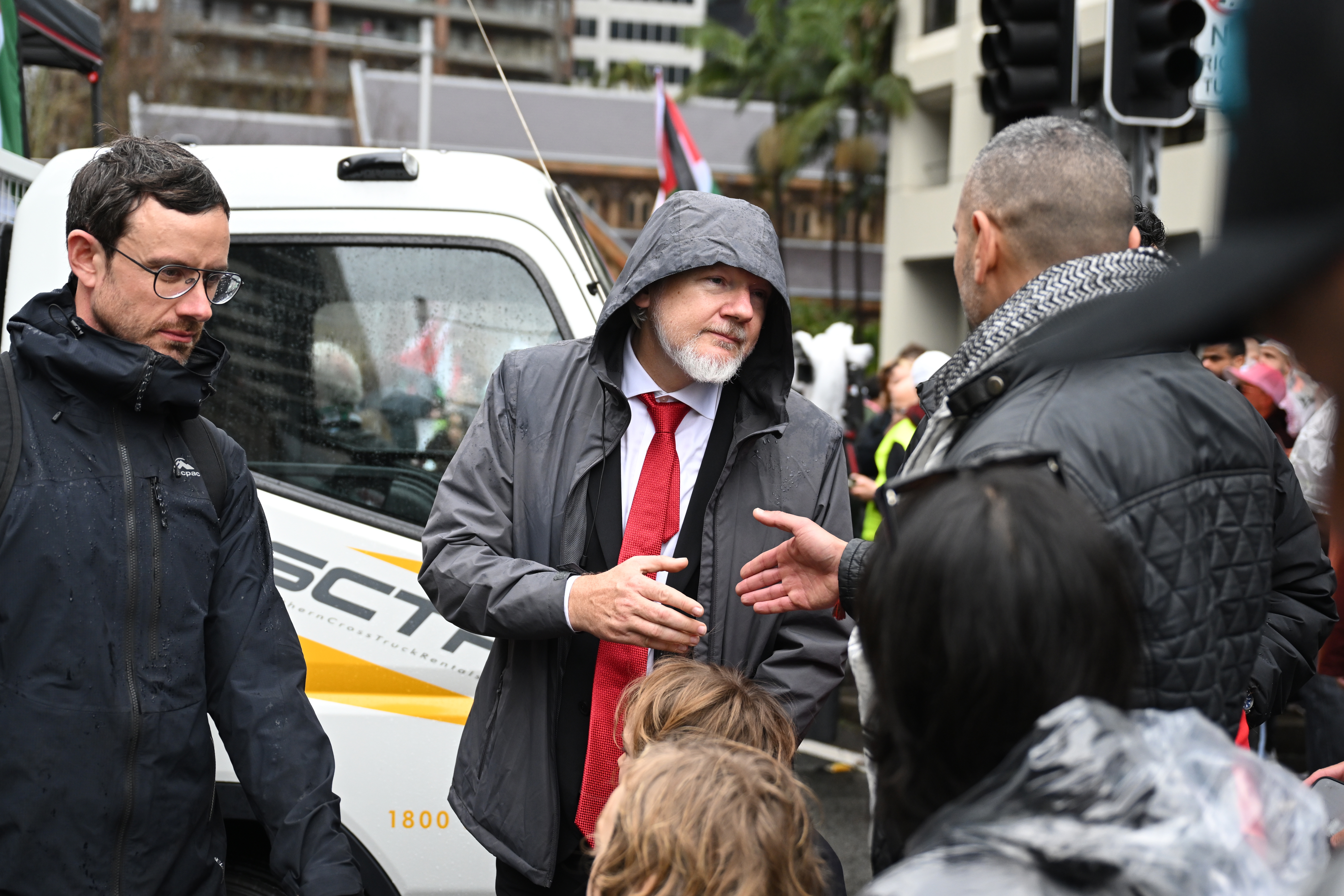 SYDNEY (Australia), 03/08/2025.- Julian Assange (C) joins thousands of protesters gathering to walk across the Sydney Harbour Bridge during the Palestine Action Group's March for Humanity in Sydney, Australia, 03 August 2025. (Protestas) EFE/EPA/DEAN LEWINS AUSTRALIA AND NEW ZEALAND OUT