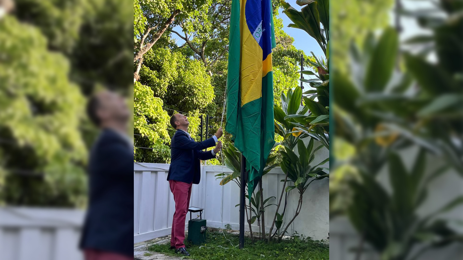El diplomático Andrés Mangiarotti, iza la bandera de Brasil en la embajada argentina este jueves en Caracas.