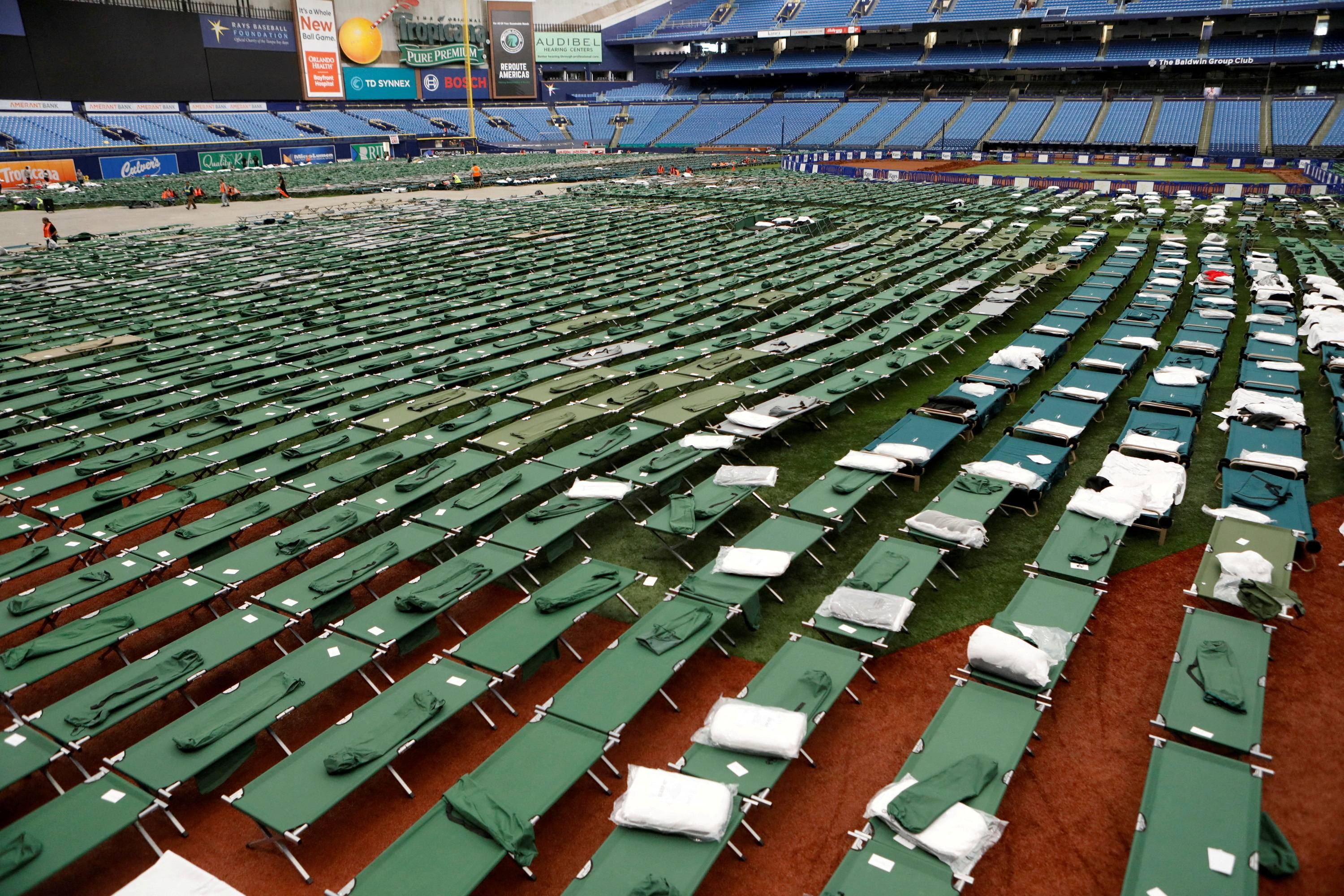 Un albergue en el estadio de Tropicana Field en San Petersburgo, Florida.