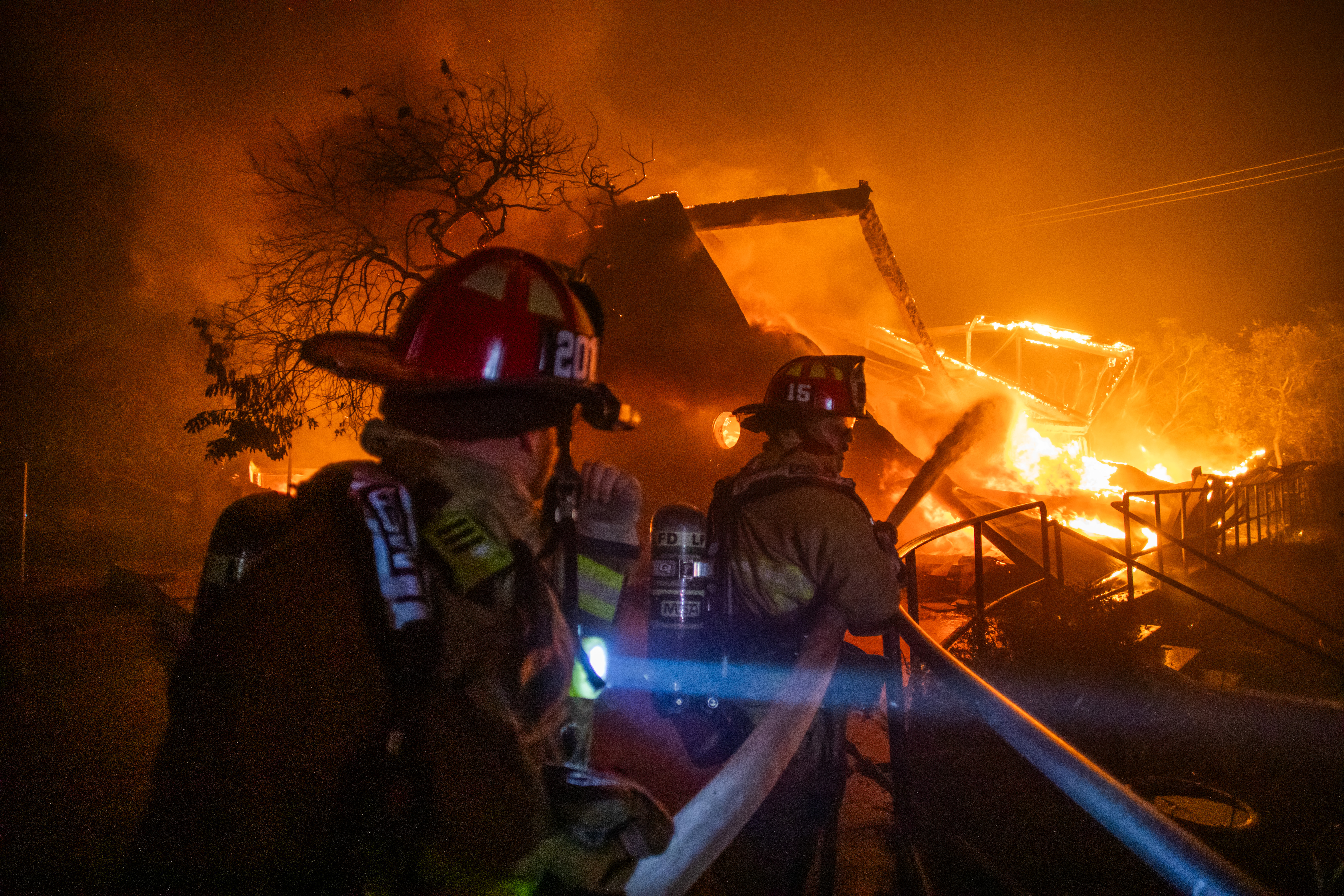 El incendio ‘Palisades’ destruye decenas de residencias y obliga a evacuar a 30.000 personas en Los Ángeles