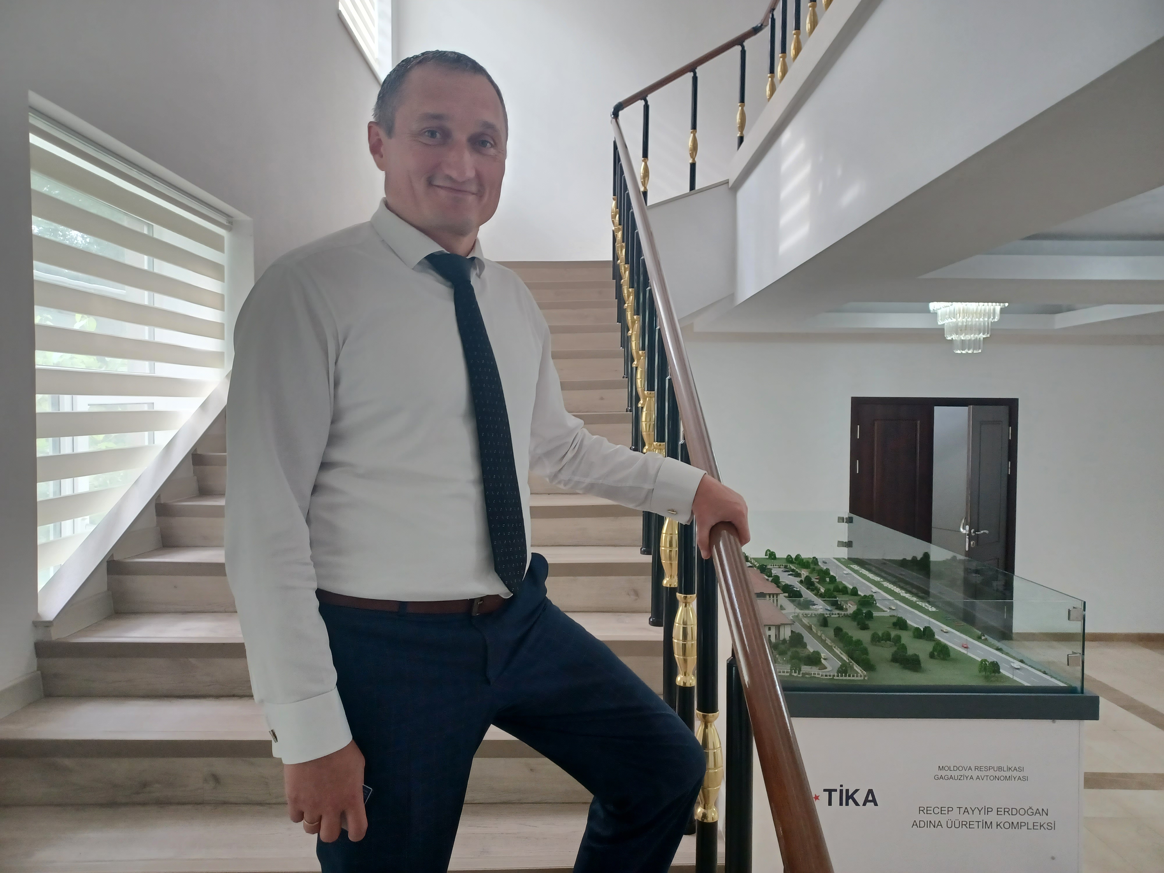 Aelxander Tarnavski, vice-presidente da Assembleia Gagaúzia, em uma área onde está exposta uma maquete com o nome de Recep Tayyip Erdogan, presidente da Turquia, país que presta ajuda à região.