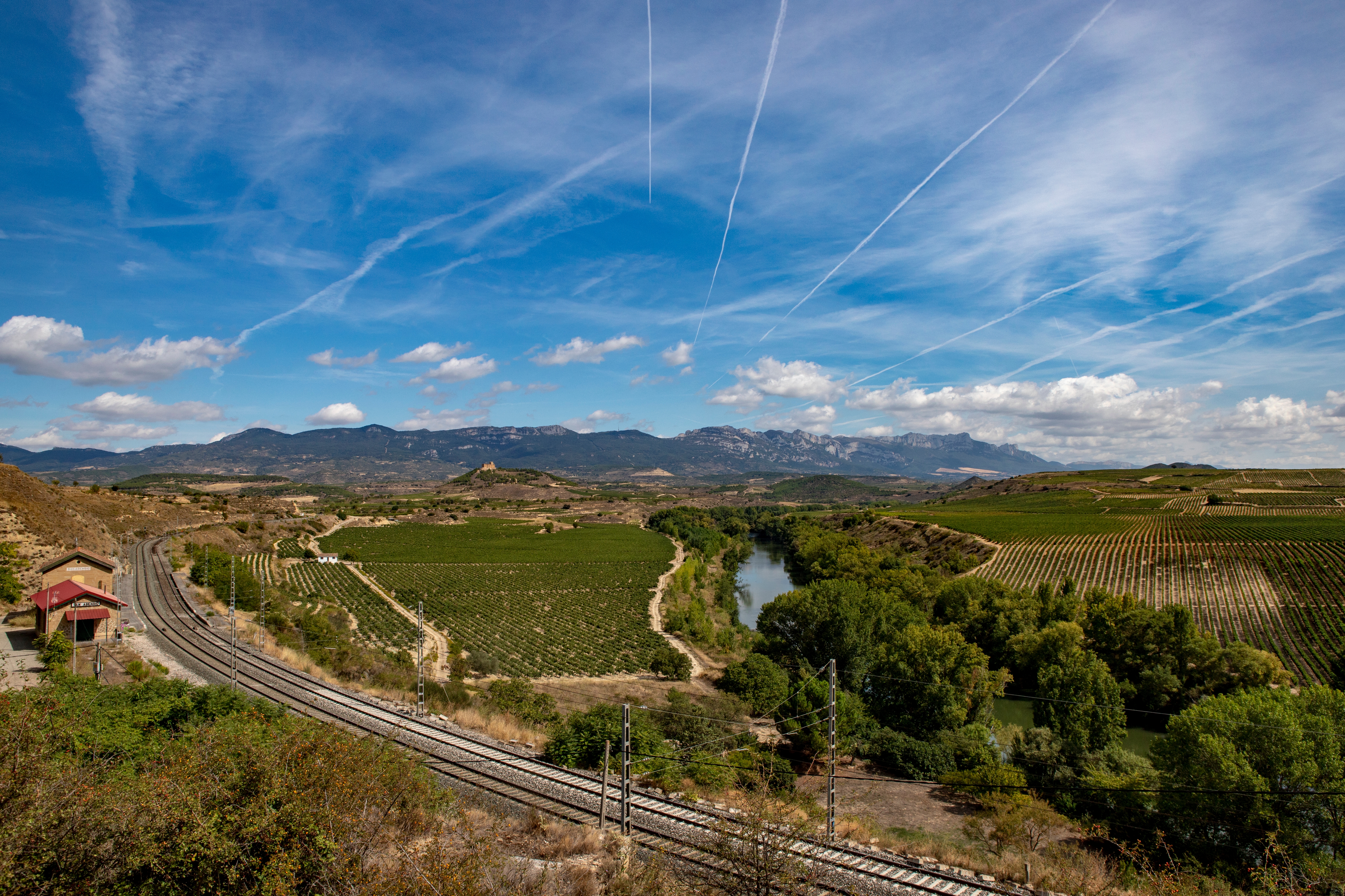 Estelas dejadas en el cielo por los aviones en La Rioja. 