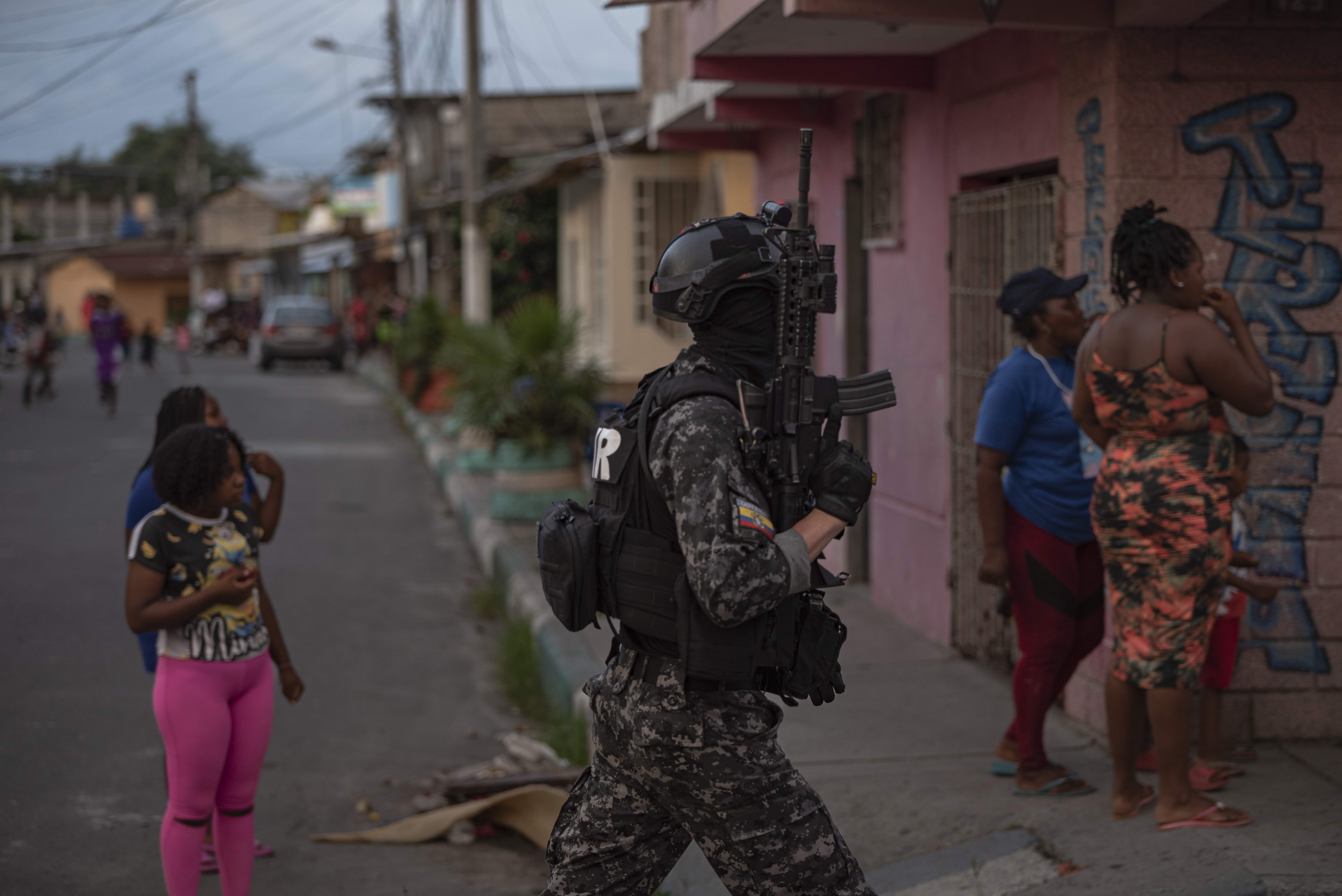 Diante do olhar atento de várias famílias, policiais e militares realizam uma operação nos bairros Isla Piedad e Santa Martha, em Esmeraldas, em 28 de abril de 2023.