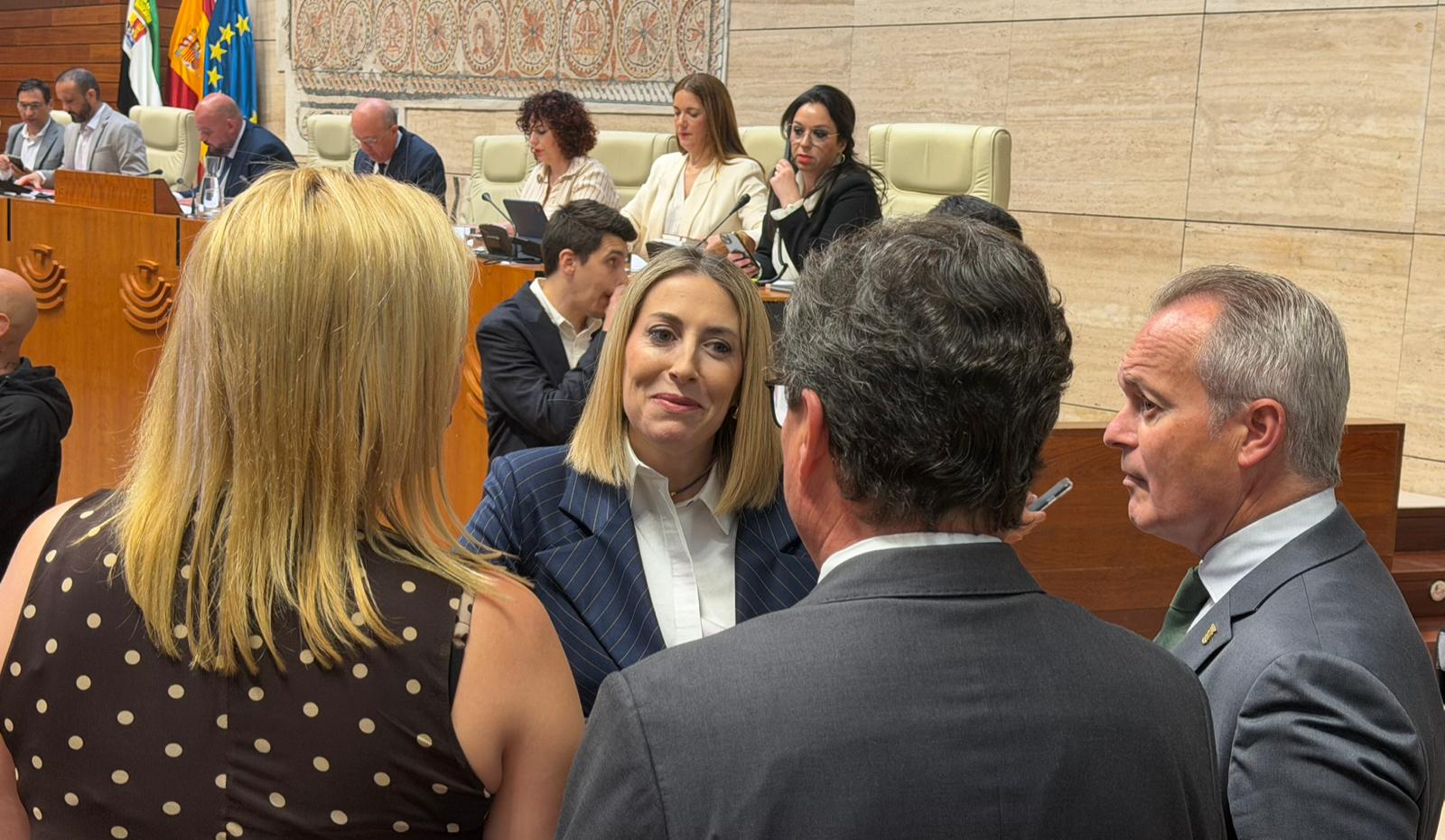 María Guardiola, la Asamblea en la tercera sesión de investidura de la legislatura.