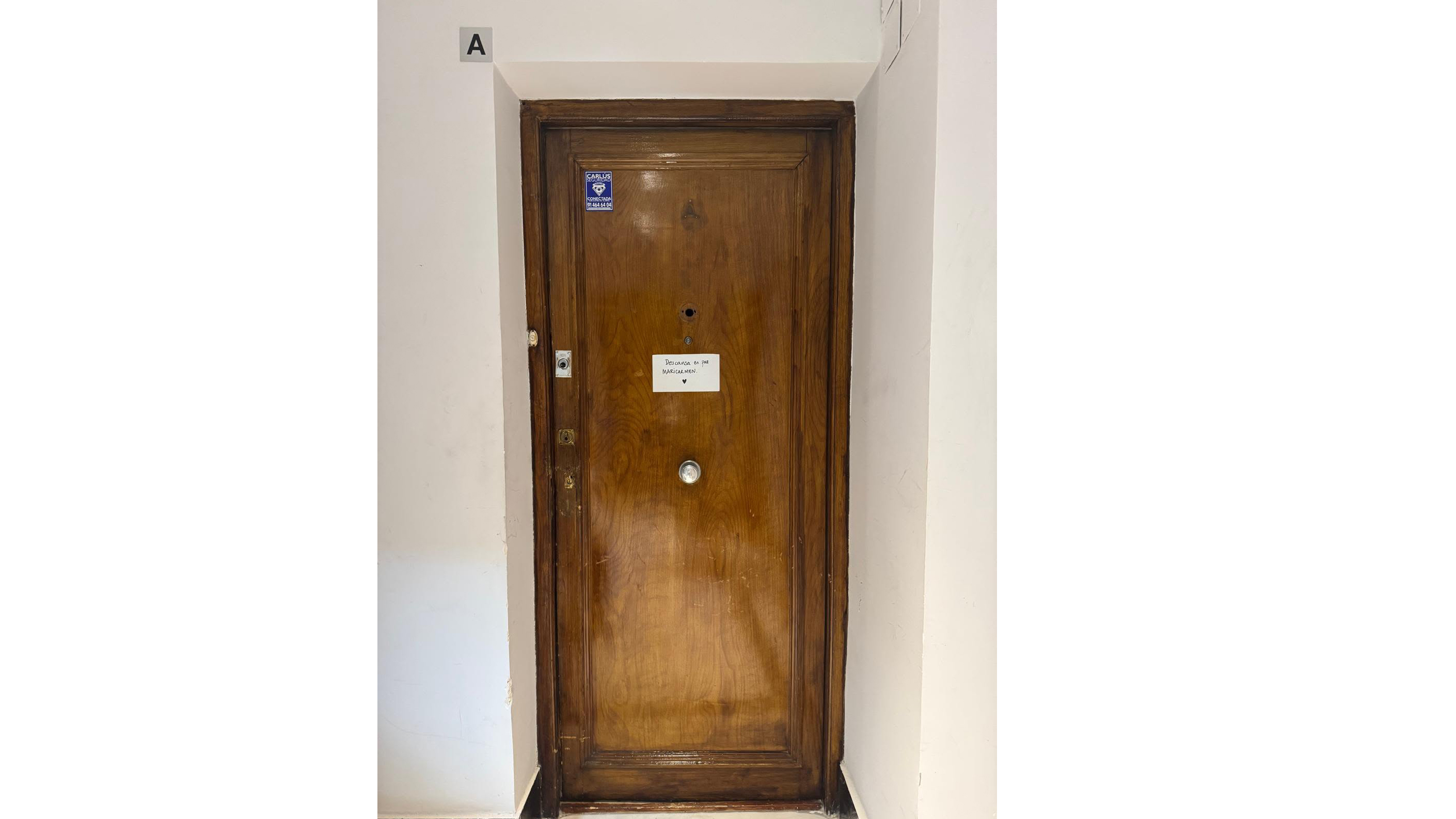 Aparece un cartel de despedida a Maricarmen en la puerta de la casa de la que fue desahuciada