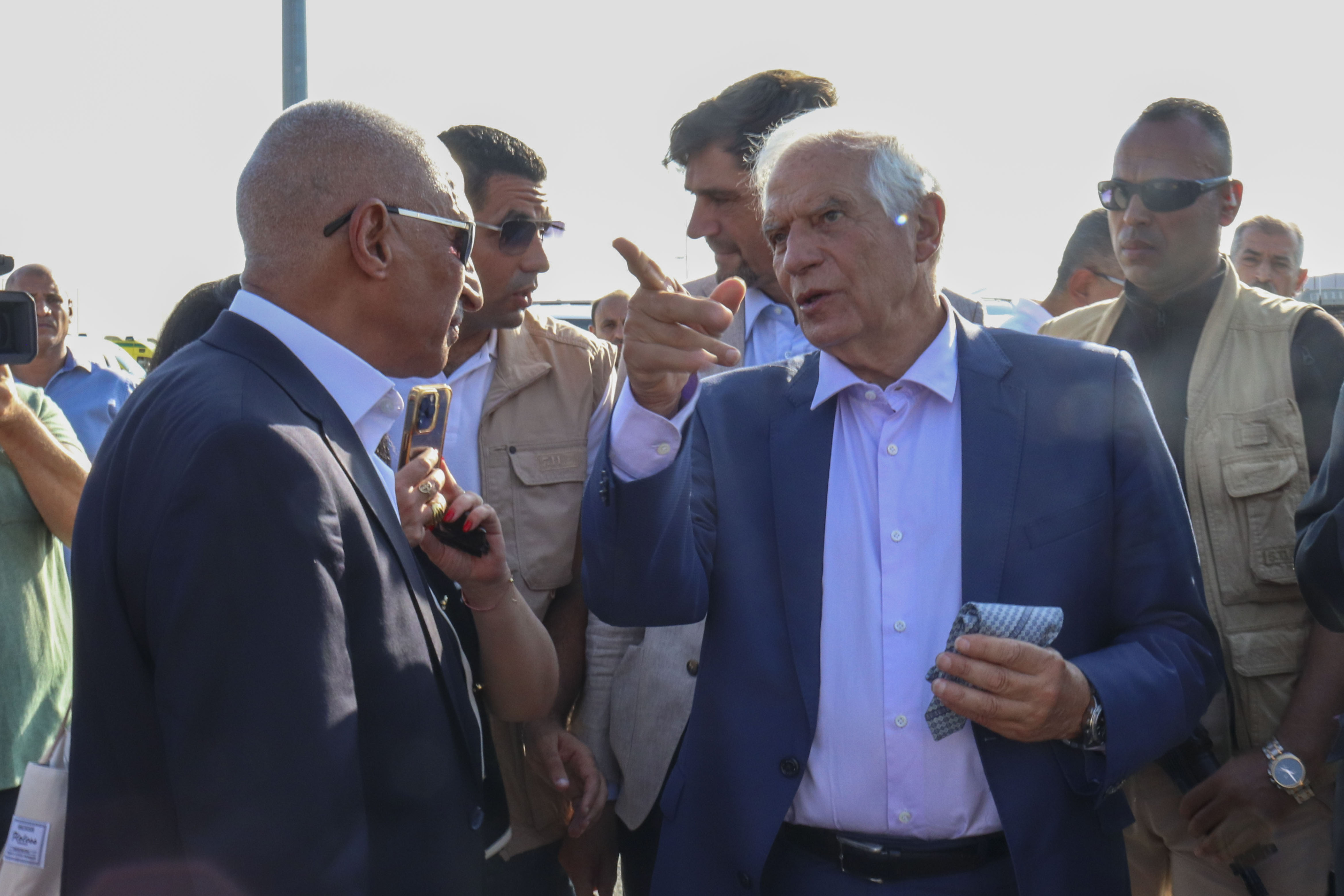 RAFAH (EGIPTO), 09/09/2024.- El jefe de la diplomacia europea, Josep Borrell (d), visita este lunes el paso fronterizo de Rafah, que conecta Egipto con la Franja de Gaza, desde donde señaló que la Unión Europea (UE) está lista para reactivar su misión en la frontera, pero sólo si se reúnen las condiciones de seguridad y si hay un acuerdo entre las partes. EFE/ Raúl Martín
