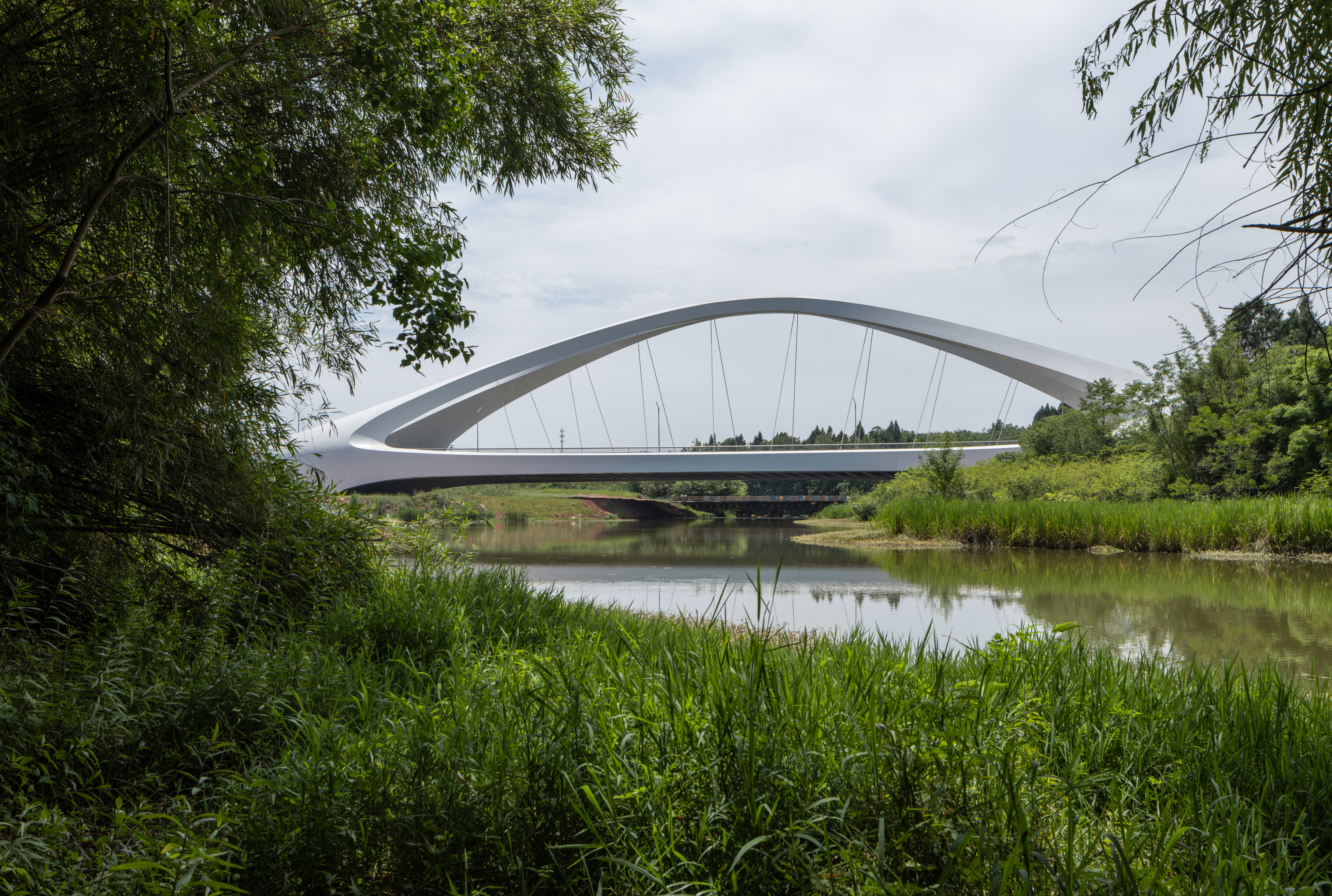 Un puente marca Hadid que acompaña el paisaje