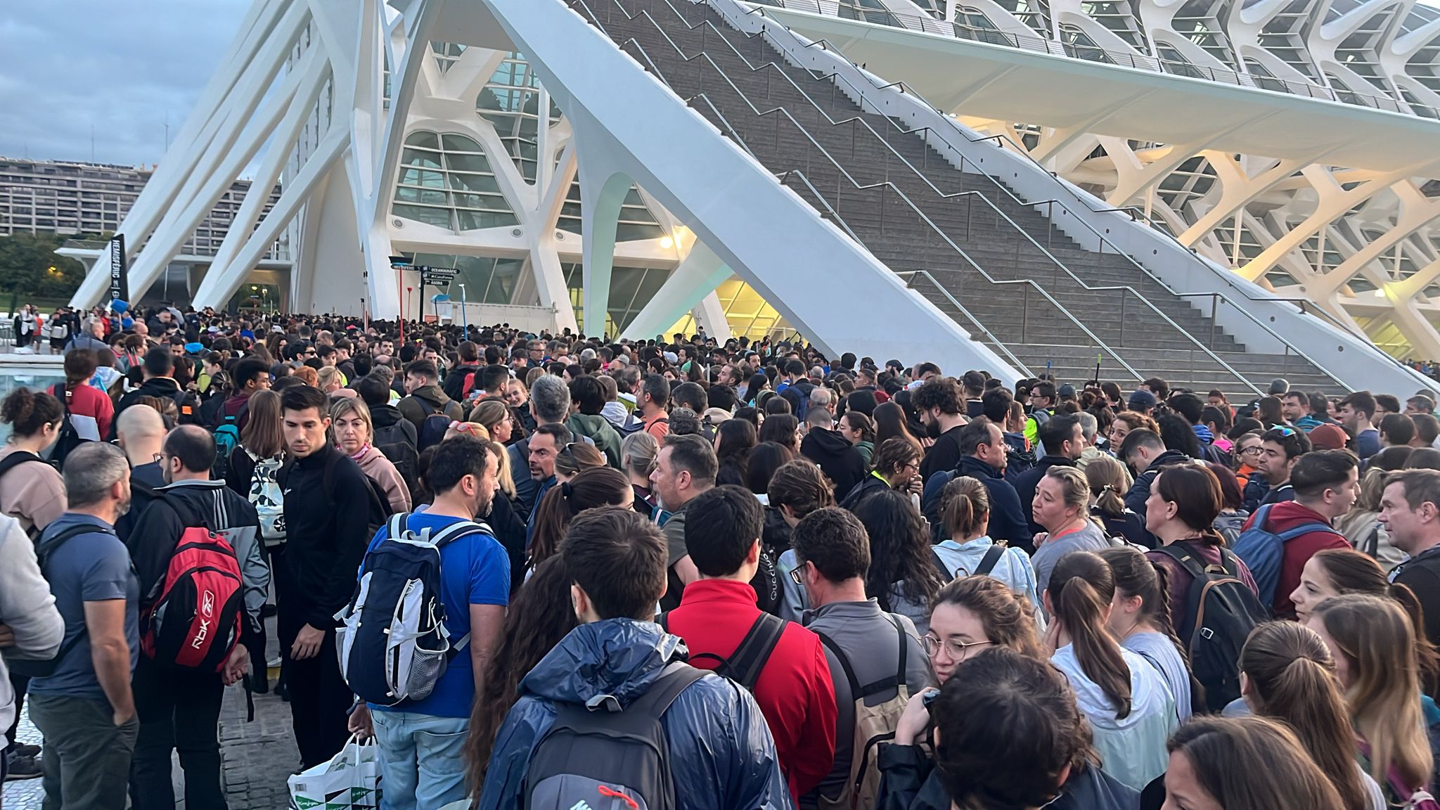 Miles de voluntarios acuden al centro de coordinación de la Generalitat para desplazarse a las zonas más afectadas por la dana