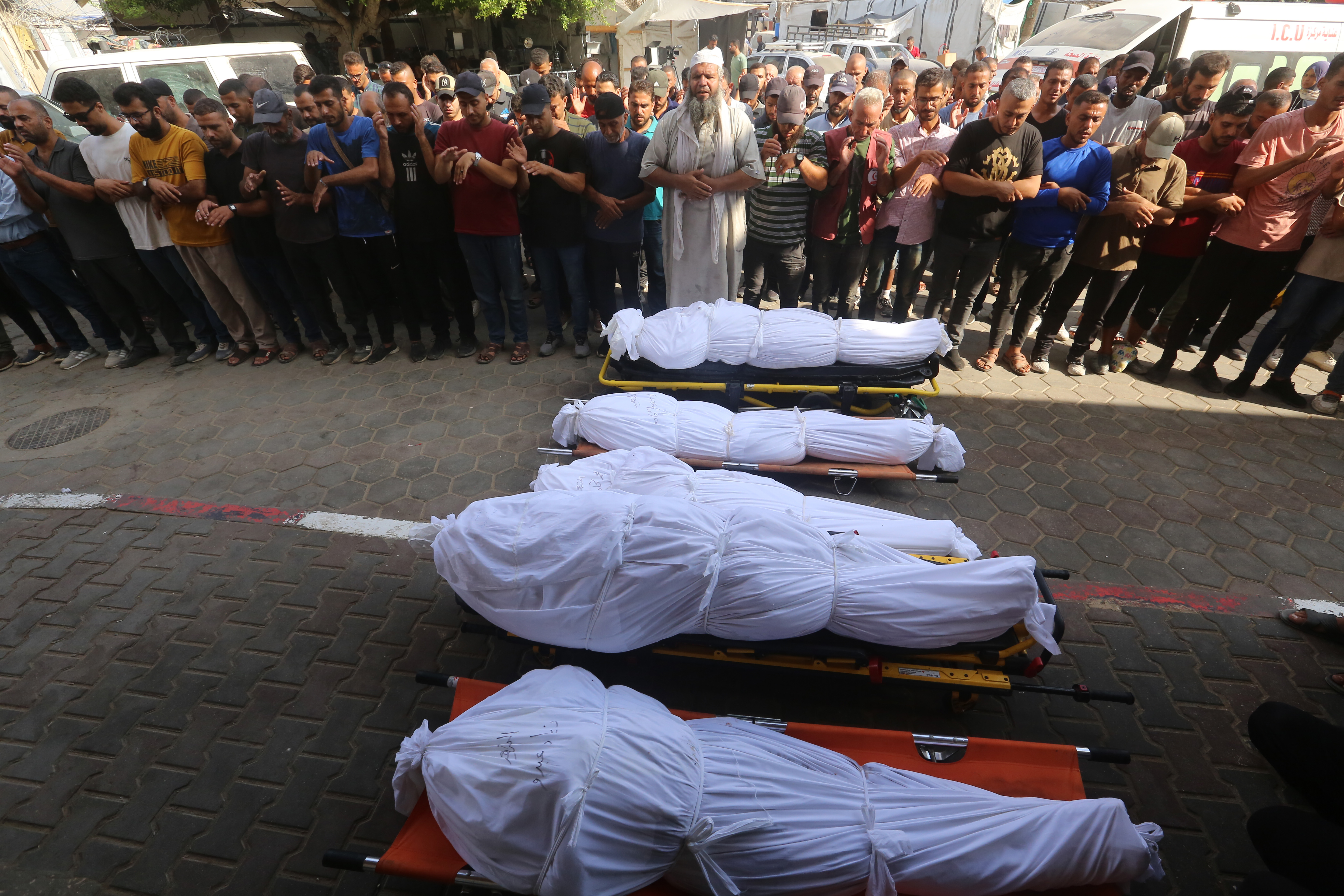 September 7, 2024, Dair El-Balah, Gaza Strip, Palestinian Territory: Relatives of the Palestinians died in Israeli attacks, mourn as they receive the dead bodies from the morgue of Al-Aqsa Hospital for burial in Dair El-Balah, Gaza on September 07, 2024,Image: 905526706, License: Rights-managed, Restrictions: , Model Release: no, Credit line: Omar Ashtawy / Zuma Press / ContactoPhoto
Editorial licence valid only for Spain and 3 MONTHS from the date of the image, then delete it from your archive. For non-editorial and non-licensed use, please contact EUROPA PRESS.
07/09/2024