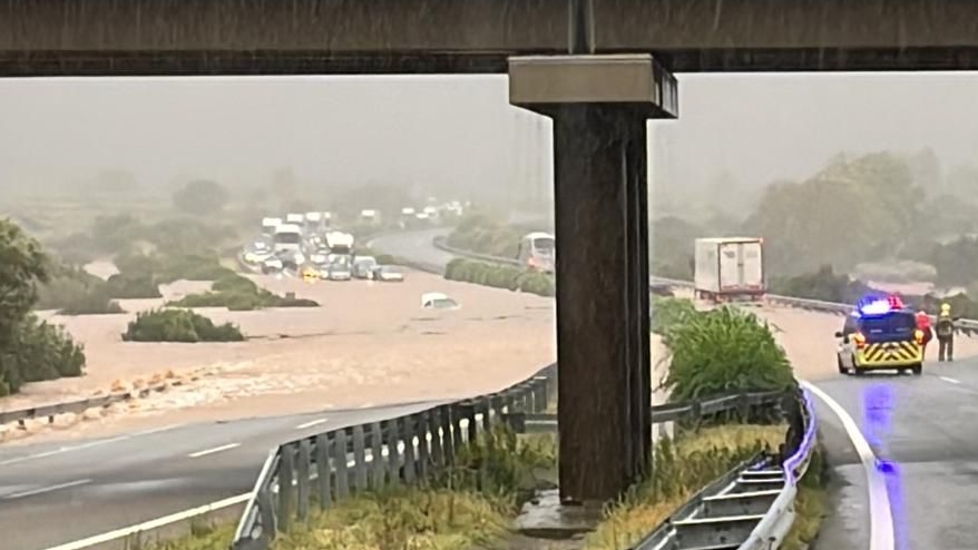 Dana: the last hour of the live storm |  Torrential rains force to cut the trains that connect Catalonia and the Valencian Community and to confine the municipality of Alcanar |  Spain