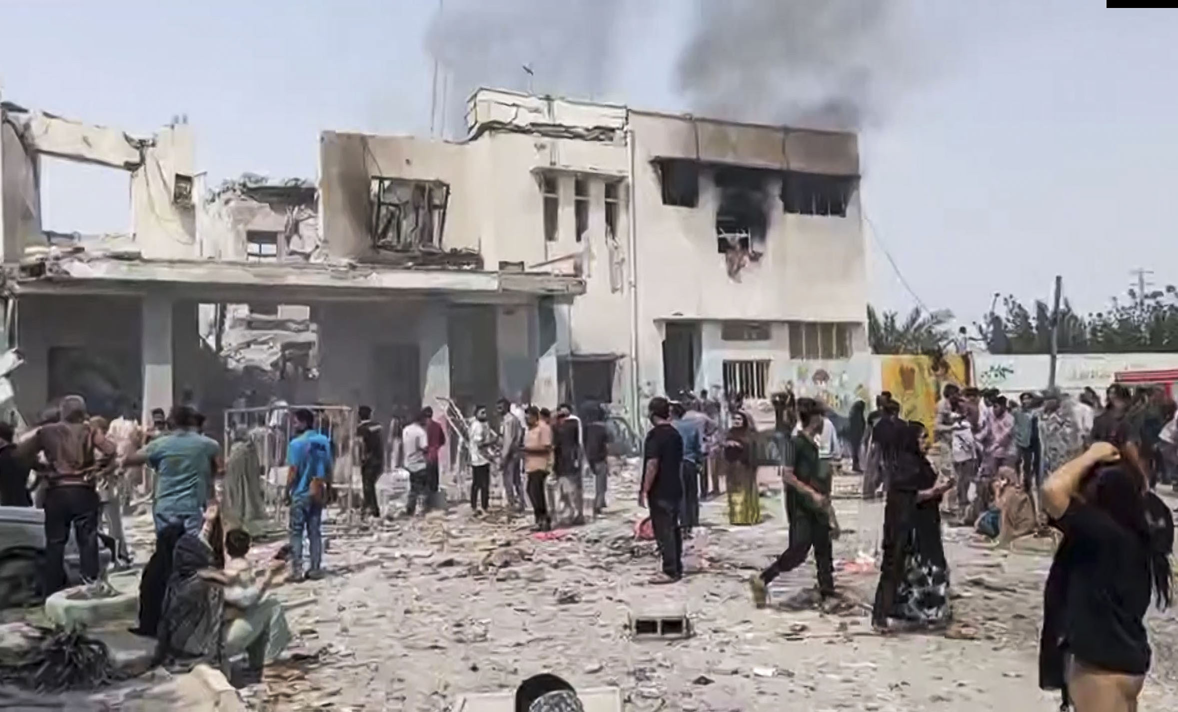 Captura em vídeo dos momentos após o atentado na cidade de Minab, no Irã, que deixou 40 mortos em uma escola primária na cidade do sul do país, neste sábado, 28 de fevereiro.