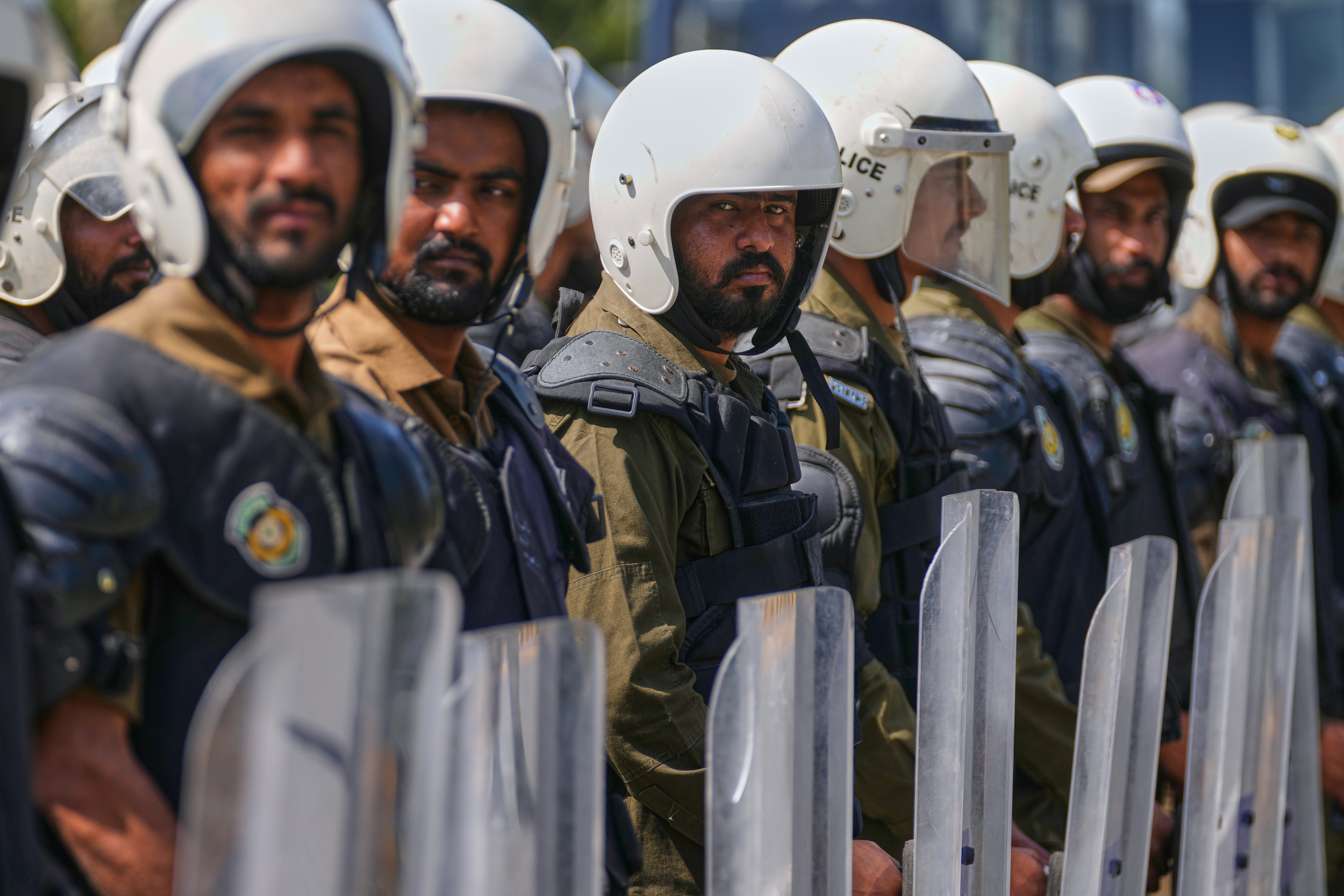 Agentes de policía se preparan para su despliegue en Islamabad, Pakistán, este viernes 10 de abril.