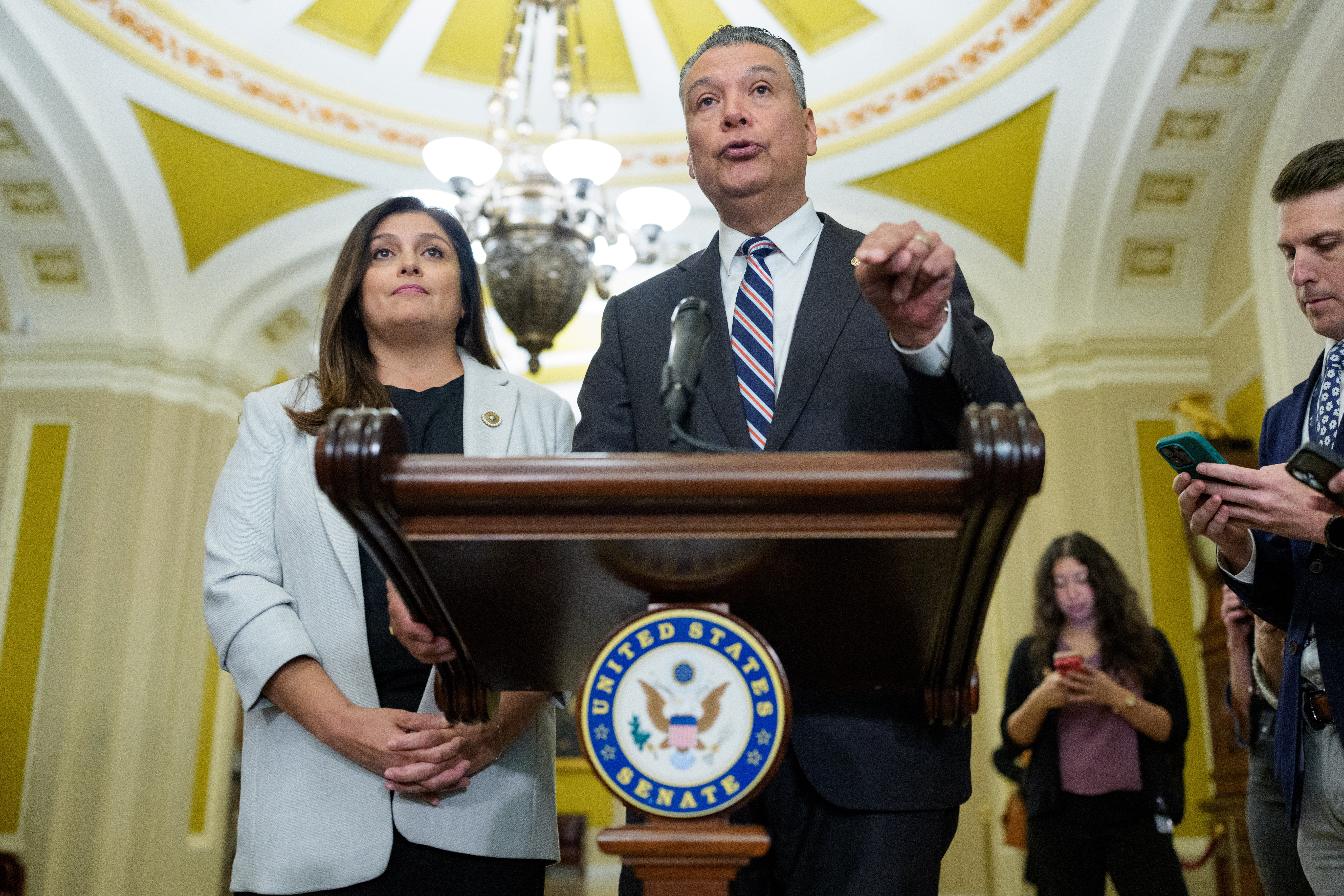 Alex Padilla y su esposa, Angela Padilla, en el Capitolio de Washington, DC, el 4 de noviembre de 2025.