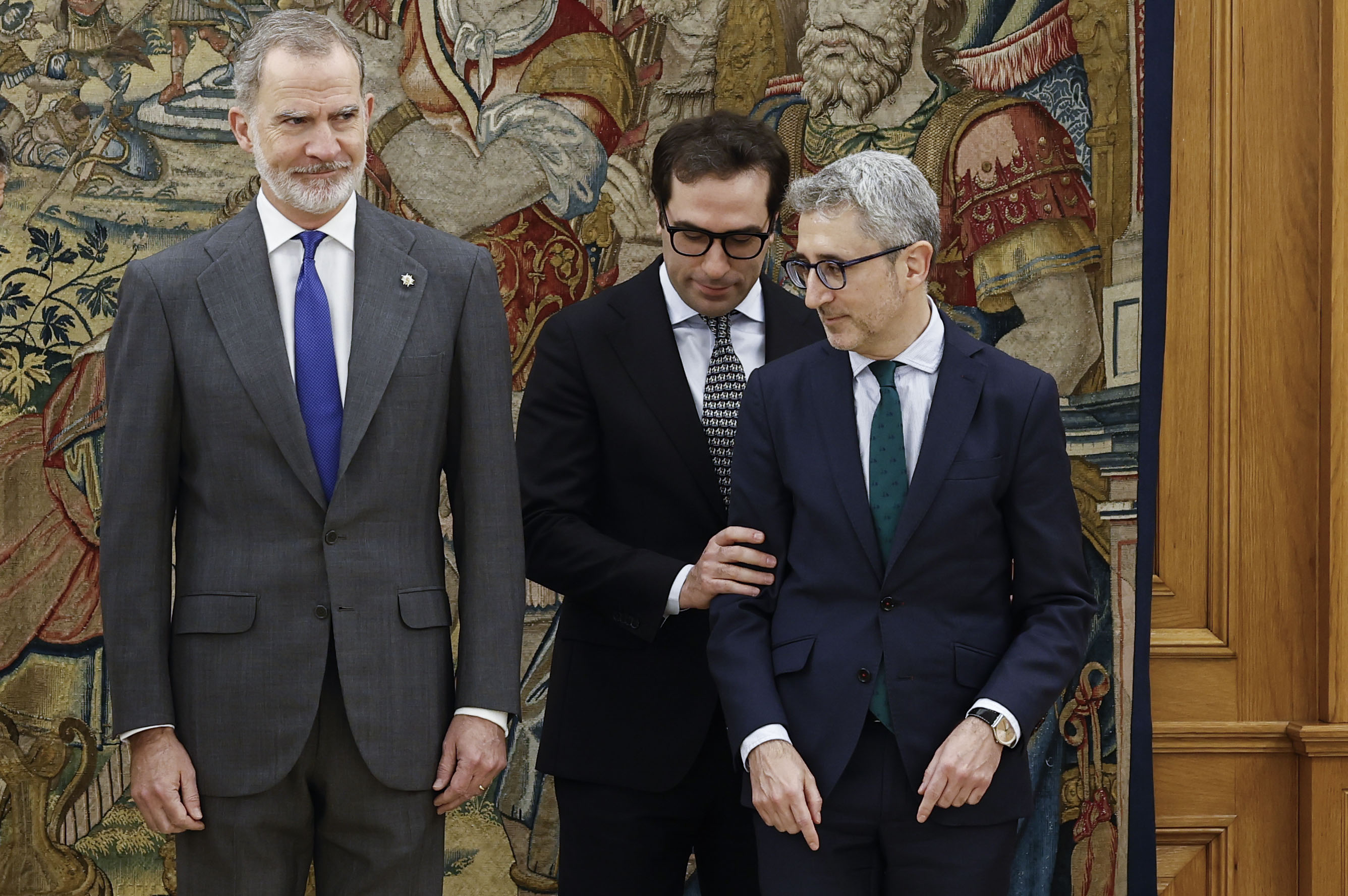 MADRID (ESPAÑA), 27/03/2026.- El rey Felipe VI (i) posa con el nuevo vicepresidente primero del Gobierno, Carlos Cuerpo (c) y el nuevo ministro de Hacienda, Arcadi España (d) tras la jura de sus cargos este viernes en un acto celebrado en el Palacio de la Zarzuela. EFE/ Ballesteros POOL