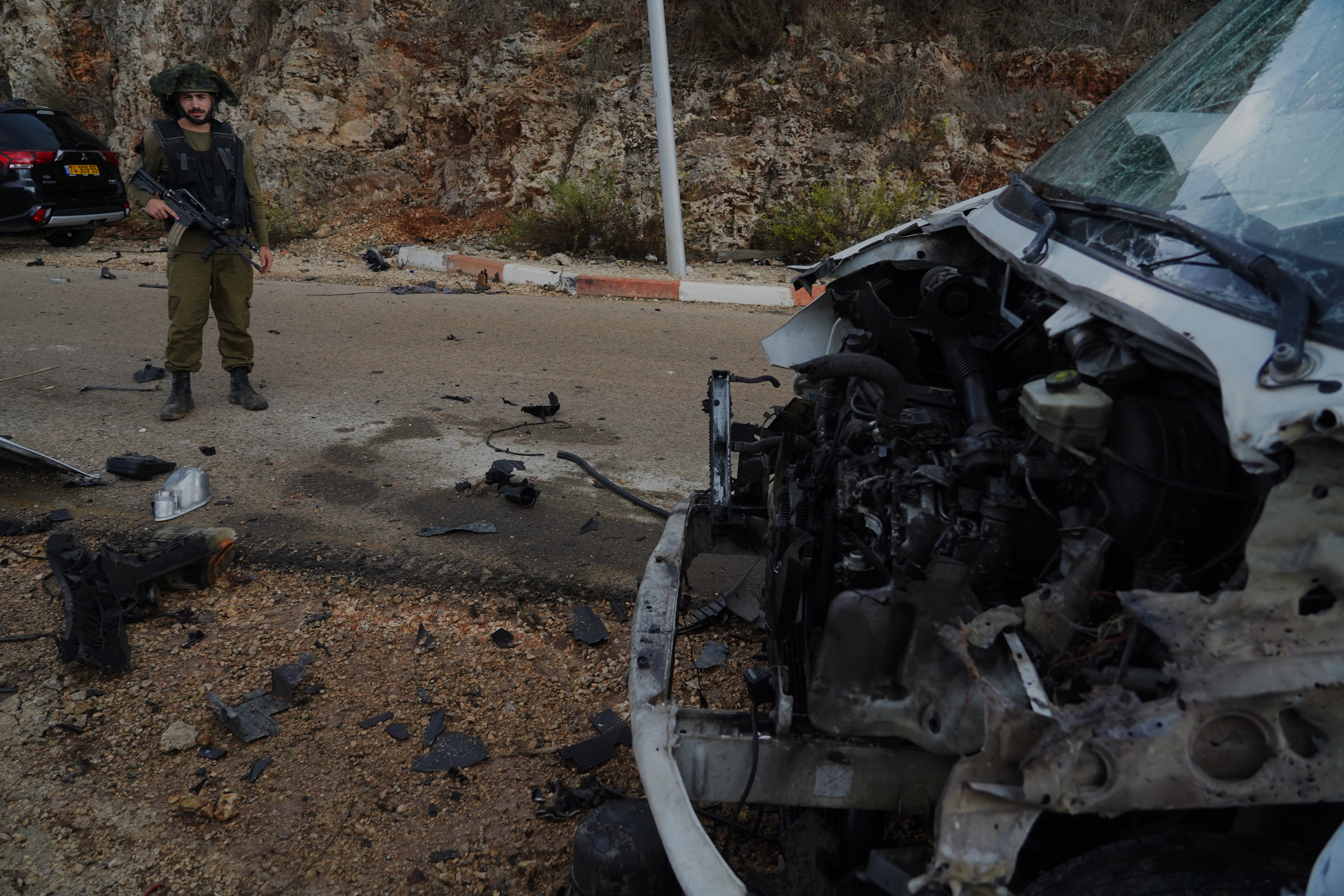 O soldado Shalev Hatan, no lugar de Shtula onde este domingo um projétil lançado pela guerrilha do Hezbollah atingiu e matou um trabalhador israelita.