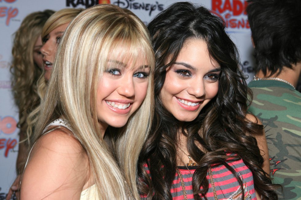 Miley Cyrus con Vanessa Hudgens en un evento de Disney en 2006. Cyrus tenía 14 años ALEXANDRA WYMAN WIREIMAGE