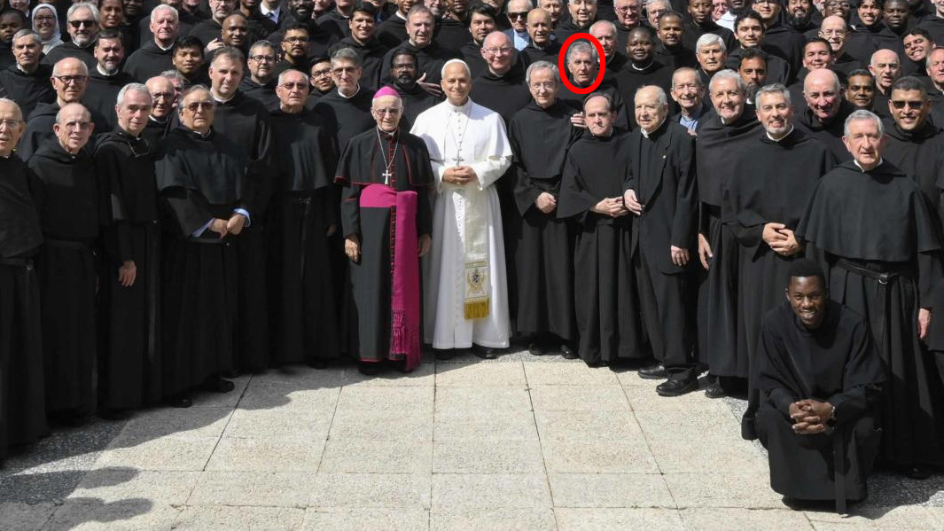 Madrid (Spain), 07/06/2026.- A handout picture provided by the Vatican Media press office shows Pope Leo XIV (C) poses for a photo during a meeting with approximately 220 Augustinian Fathers from various communities and several members of the Augustinian family in Spain, 07 June 2026. Pope Leo XIV is undertaking an official six-day visit to Spain from 06 to 12 June 2026, covering Madrid, Barcelona, and the Canary Islands. (Papa, España). En círculo rojo, Agustín Alcalde, prior general del monasteria de La Vid.  EFE/EPA/VATICAN MEDIA HANDOUT HANDOUT EDITORIAL USE ONLY/NO SALES