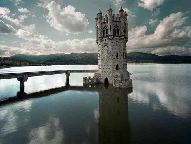 Torre del embalse de Santillana, en october de 2023.