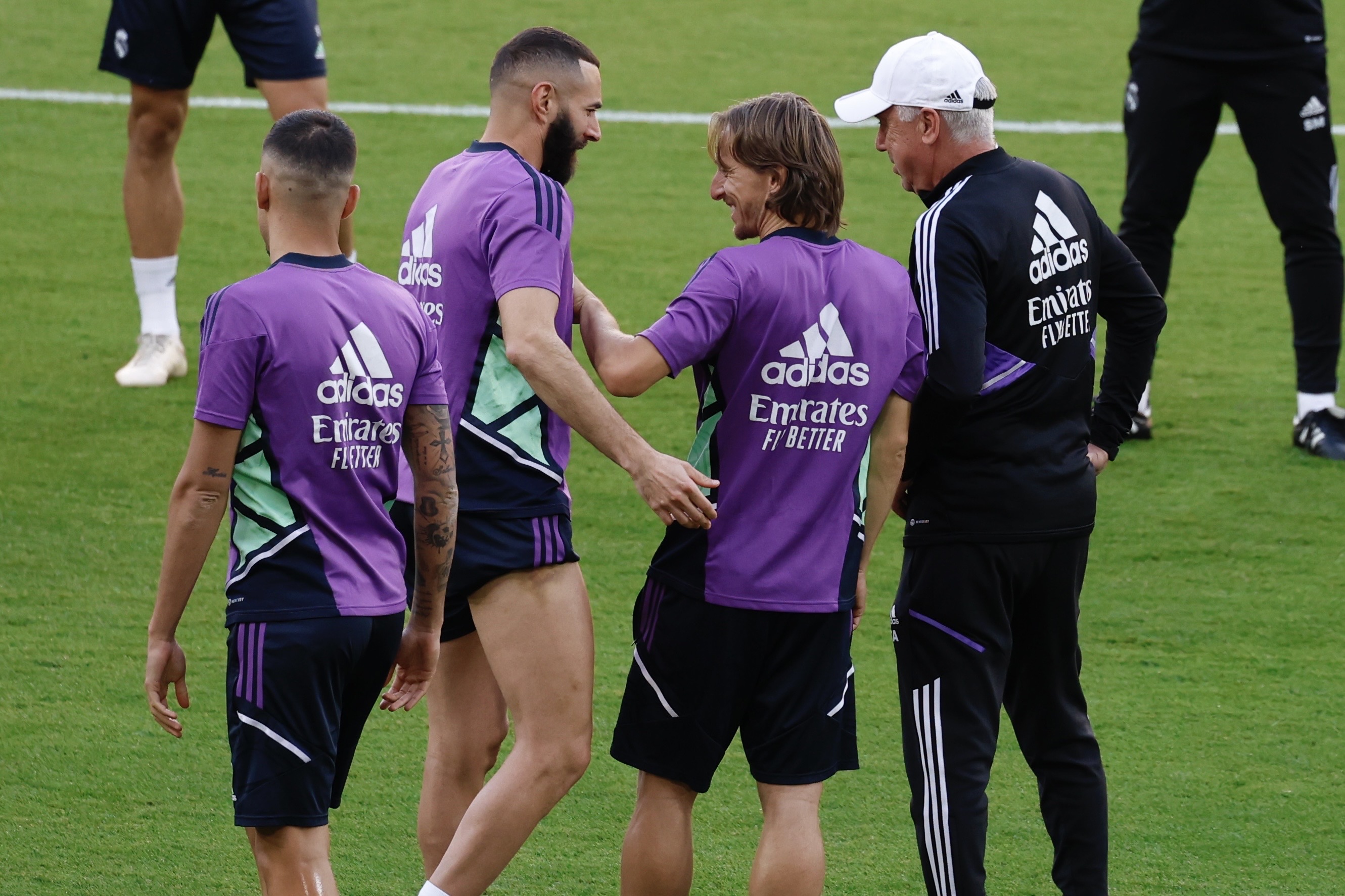 Karim Benzema bromea con Luka Modric y Carlo Ancelotti, durante el entrenamiento del Real Madrid previo a la final de la Copa.