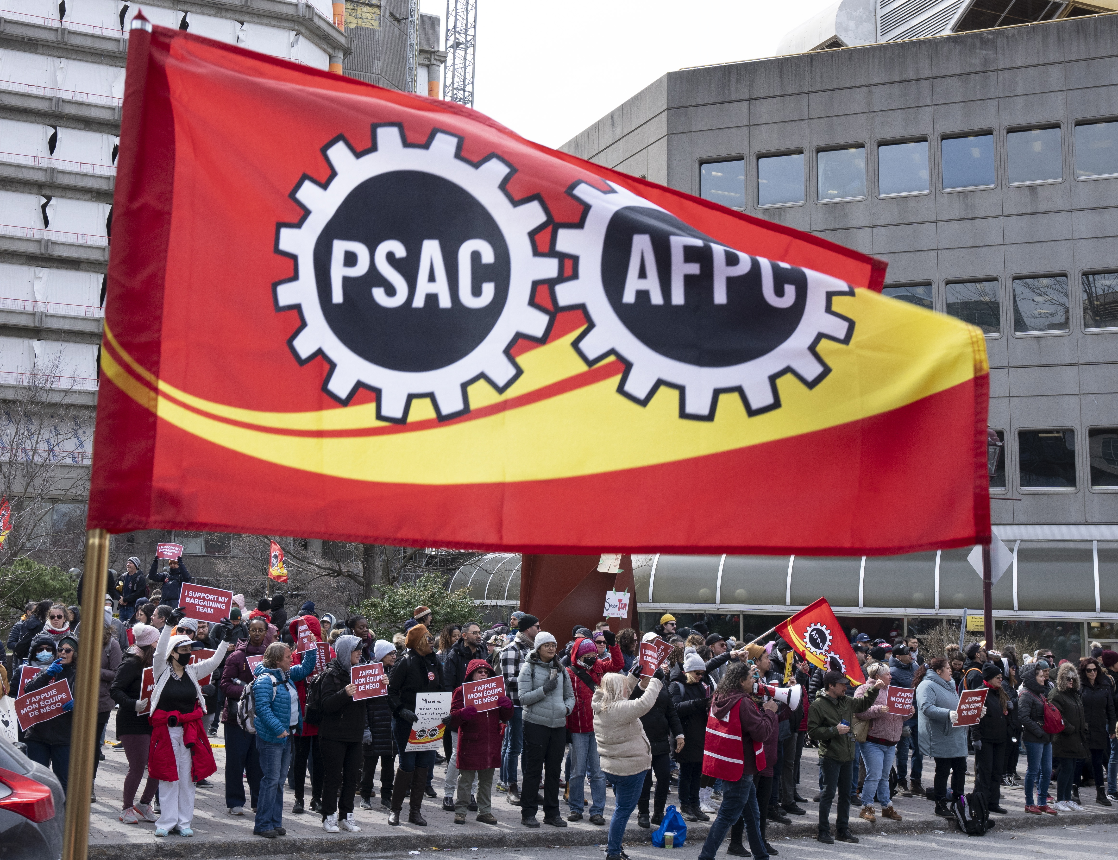 Membros da Aliança de Serviços Públicos do Canadá se manifestam em frente a prédios do governo em 21 de abril de 2023 em Gatineau, Quebec.