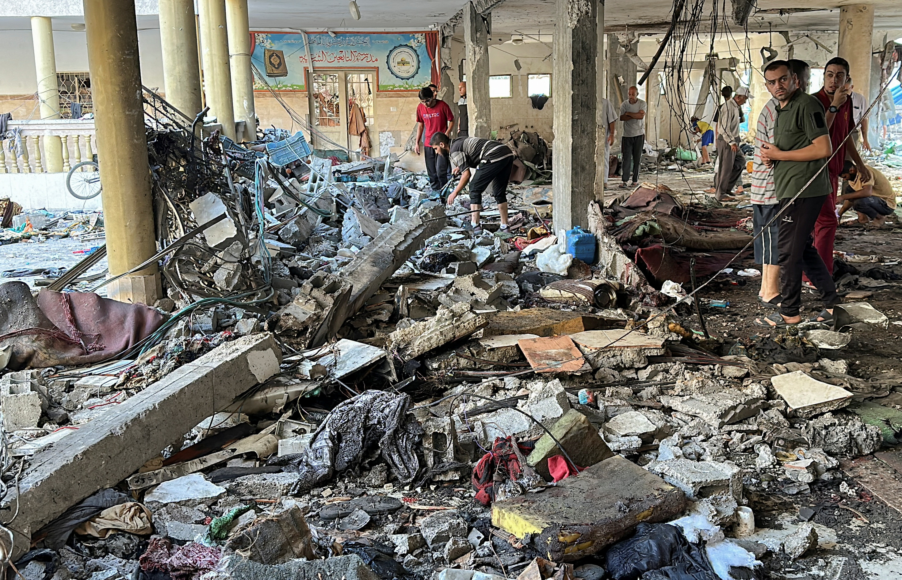 Escombros en la escuela atacada por Israel este sábado. 