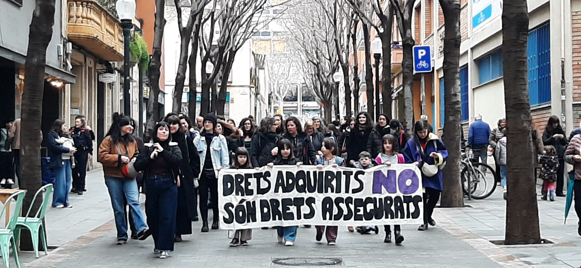 Unas 200 personas celebran y protestan en la calle de Rogent, peatonal y comercial en el popular barrio del Clot.