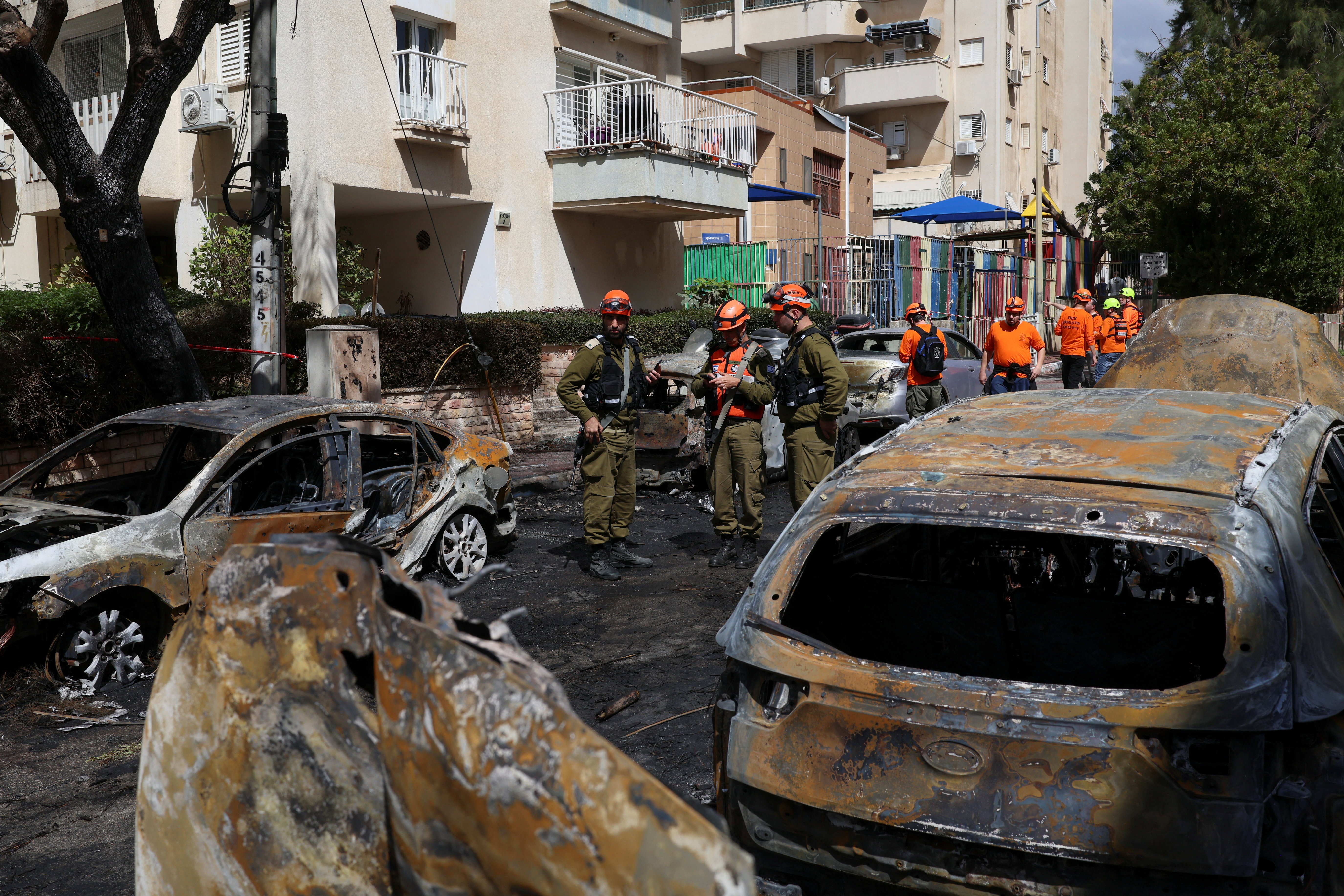 Varios coches han resultado destruidos tras un ataque contra Petaj Tikva, en el centro de Israel.