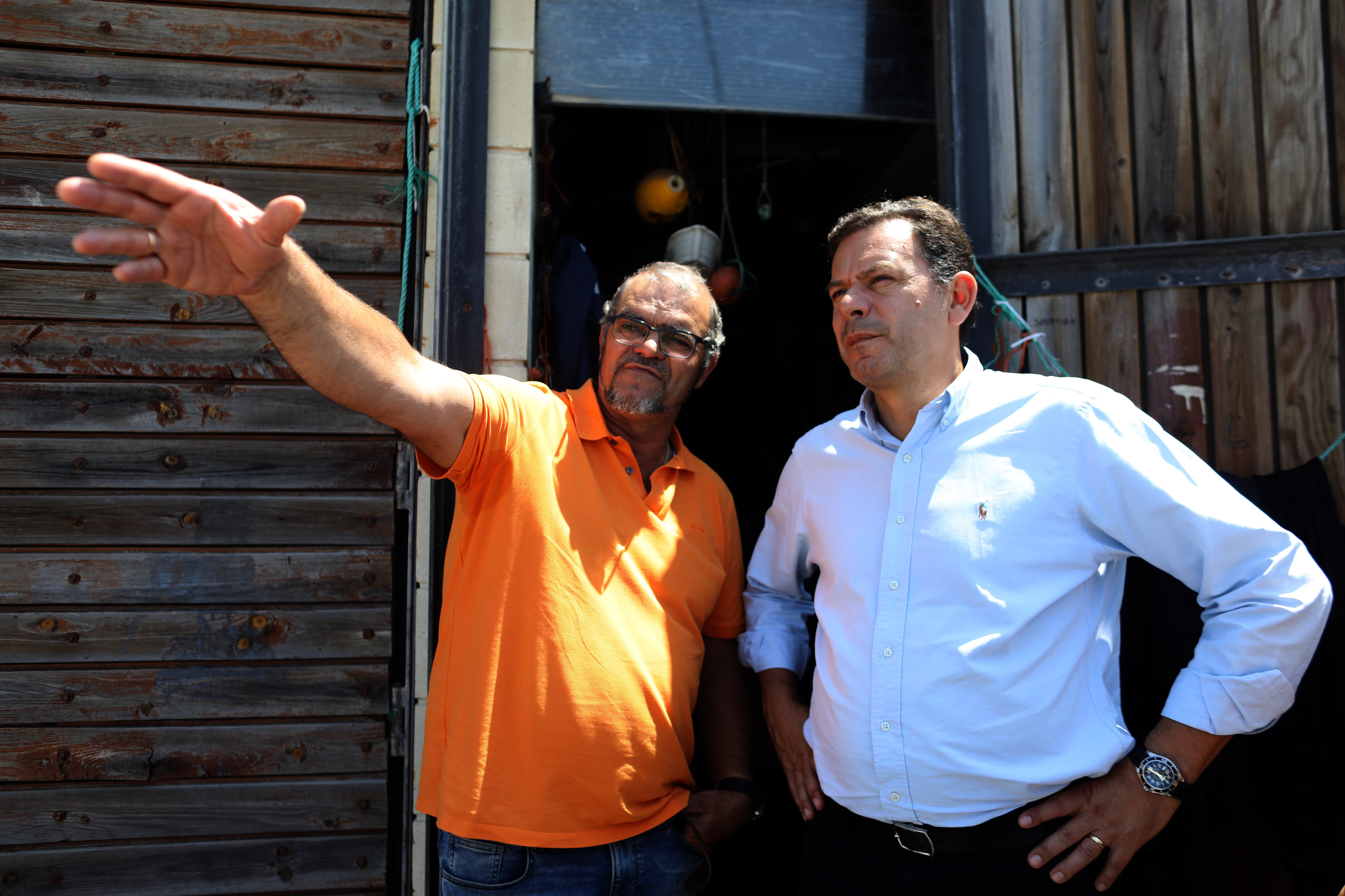 Luís Montenegro, presidente do Partido Social Democrata de Portugal, durante uma visita aos pescadores da costa da Caparica no dia 22 de junho.