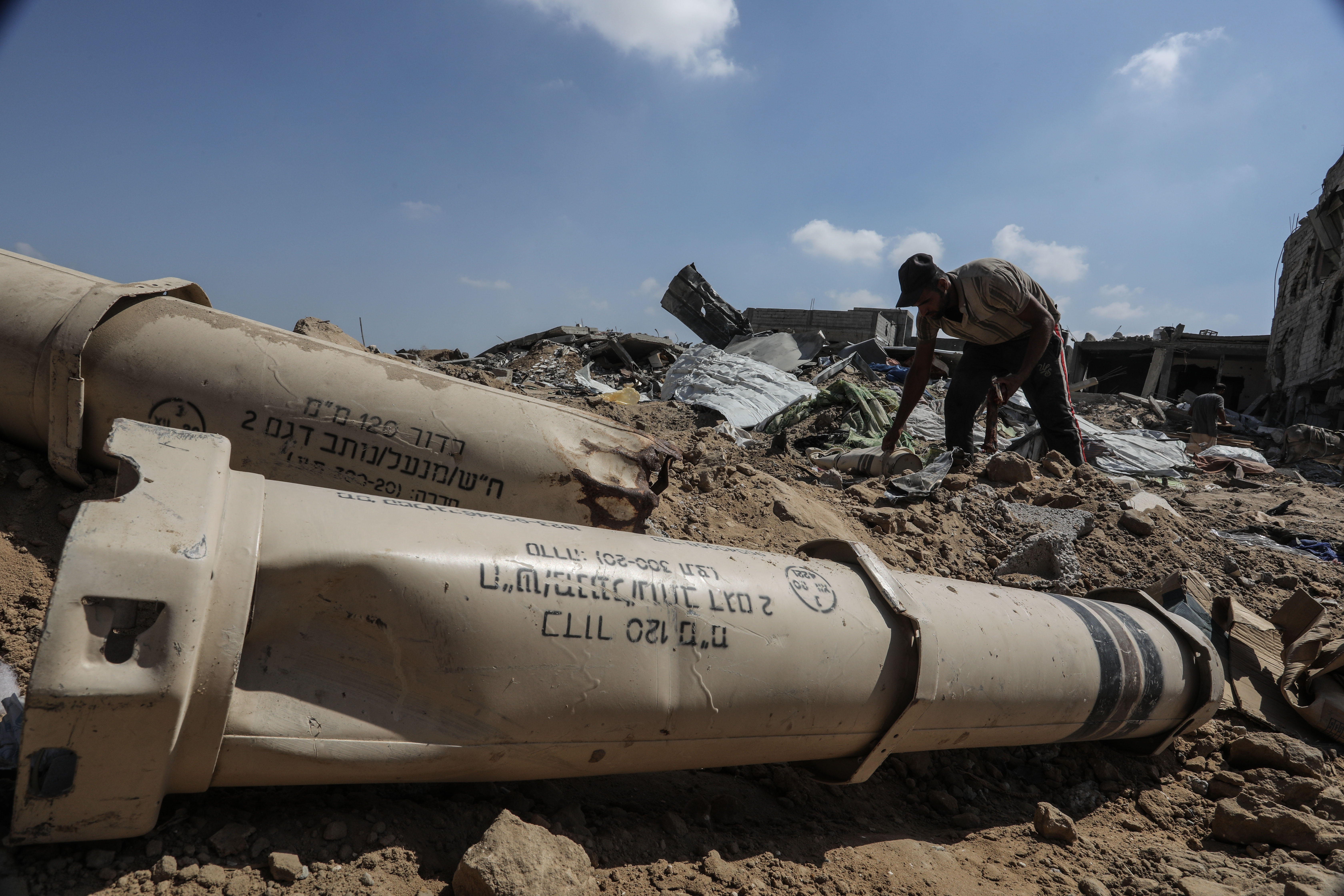 31 July 2024, Palestinian Territories, Khan Yunis: A man inspects empty rocket shells after the Israeli army withdrew from the city of Khan Yunis in the southern Gaza Strip. Photo: Abed Rahim Khatib/dpa
31/07/2024 ONLY FOR USE IN SPAIN