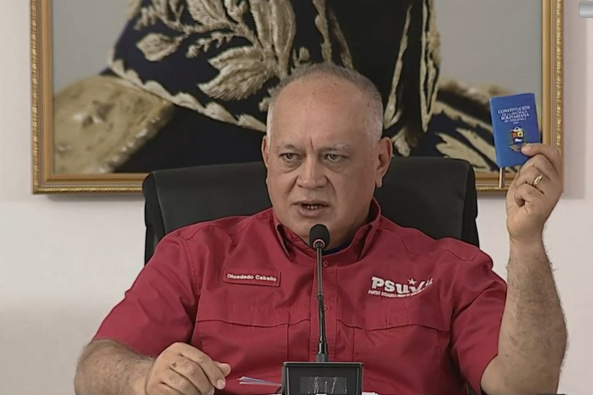 AME4667. CARACAS (VENEZUELA), 12/01/2026.- Captura de video de una transmisión del canal estatal VTV del ministro de Interior y Justicia de Venezuela, Diosdado Cabello, en una rueda de prensa este lunes, en Caracas (Venezuela). Cabello dijo que el avance en la reapertura de las Embajadas del país caribeño y Estados Unidos responde principalmente a la protección del mandatario Nicolás Maduro y su esposa, Cilia Flores, quienes se encuentran detenidos en territorio estadounidense acusados de delitos de narcoterrorismo tras ser capturados en un ataque a Caracas. EFE/ VTV /SOLO USO EDITORIAL/ SOLO DISPONIBLE PARA ILUSTRAR LA NOTICIA QUE ACOMPAÑA (CRÉDITO OBLIGATORIO)
