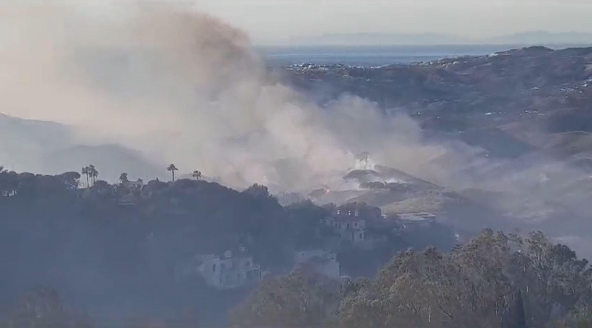 Un incendio forestal obliga a desalojar varias urbanizaciones en Mijas