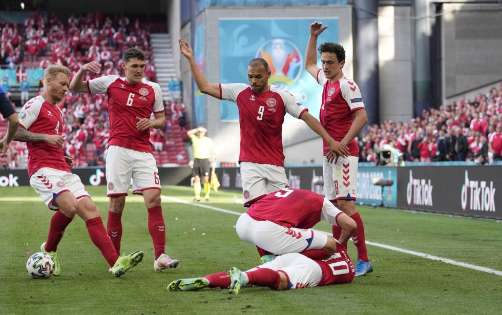 Suspendido el partido Dinamarca - Finlandia tras el desvanecimiento de  Eriksen | Fotos | Deportes | EL PAÍS