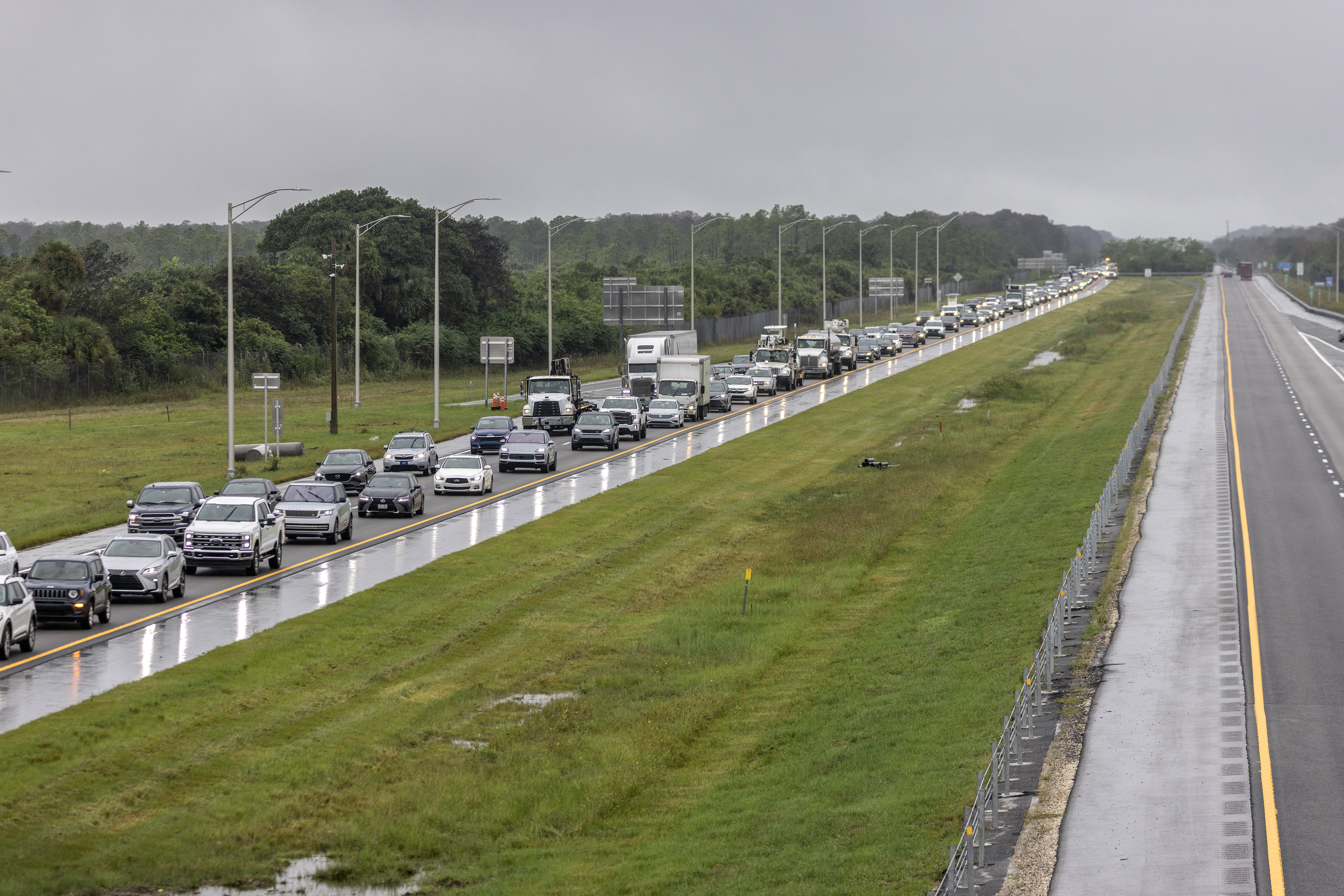 Fort Myers (United States), 08/10/2024.- Ahead of expected landfall of Hurricane Milton, a heavy stream of evacuation traffic slowly moves southward from North-West Florida on Interstate 75, in in Naples, Florida, USA, 08 October 2024. According to the National Hurricane Center's Live Hurricane Tracker, Hurricane Milton is set to make landfall on the west coast of Florida Wednesday evening. After rapidly intensifying into a Category 5 storm on Monday, Milton is anticipated to weaken as it reaches the shore but will still bring significant weather impacts across the state. (tormenta, Nápoles) EFE/EPA/CRISTOBAL HERRERA-ULASHKEVICH
