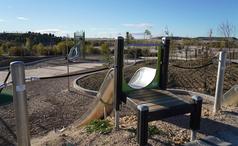 Uno de los toboganes del nuevo pulmón verde de Madrid en Vallecas.