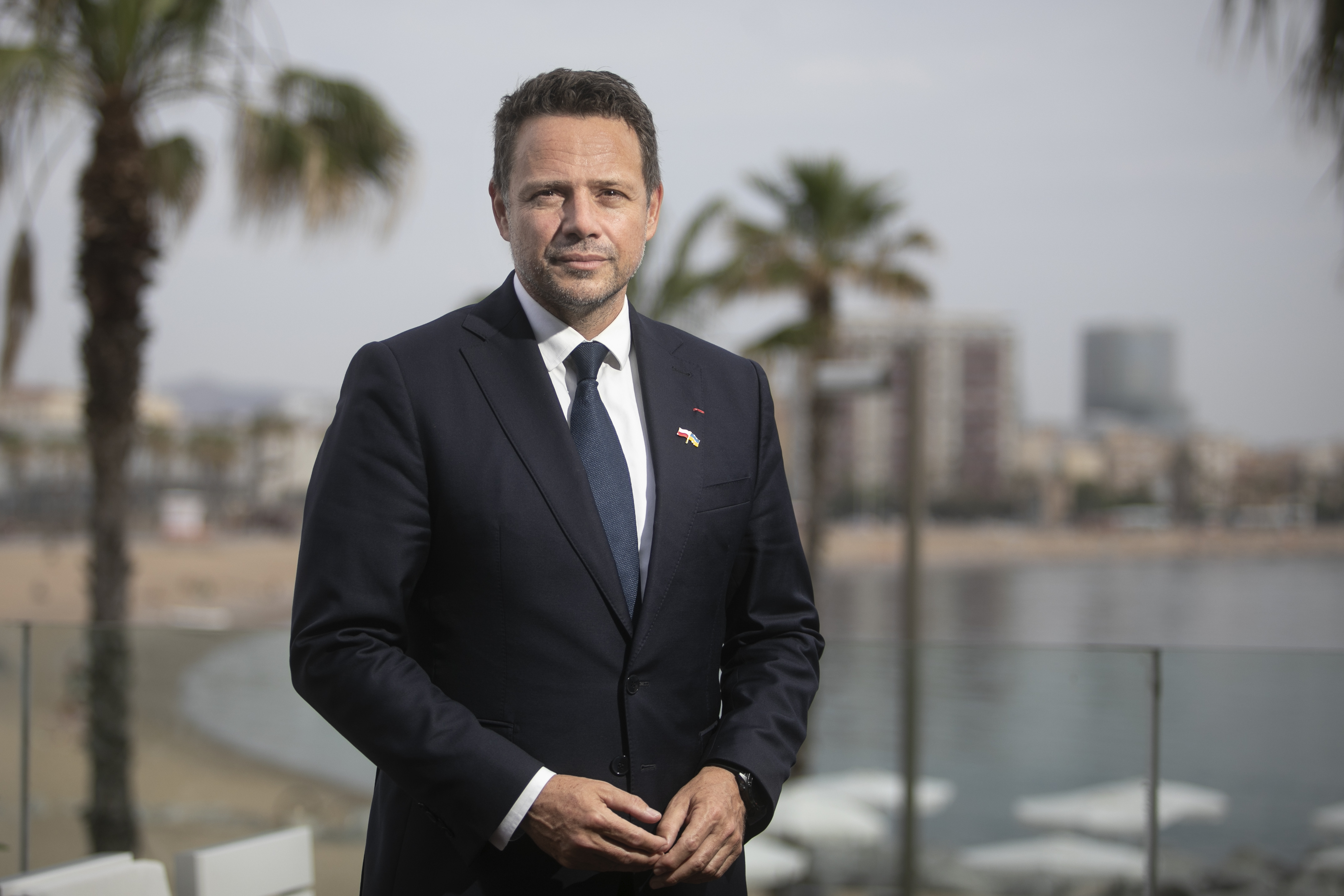 Rafal Trzaskowski posa após a entrevista em Barcelona, ​​nesta terça-feira. 
