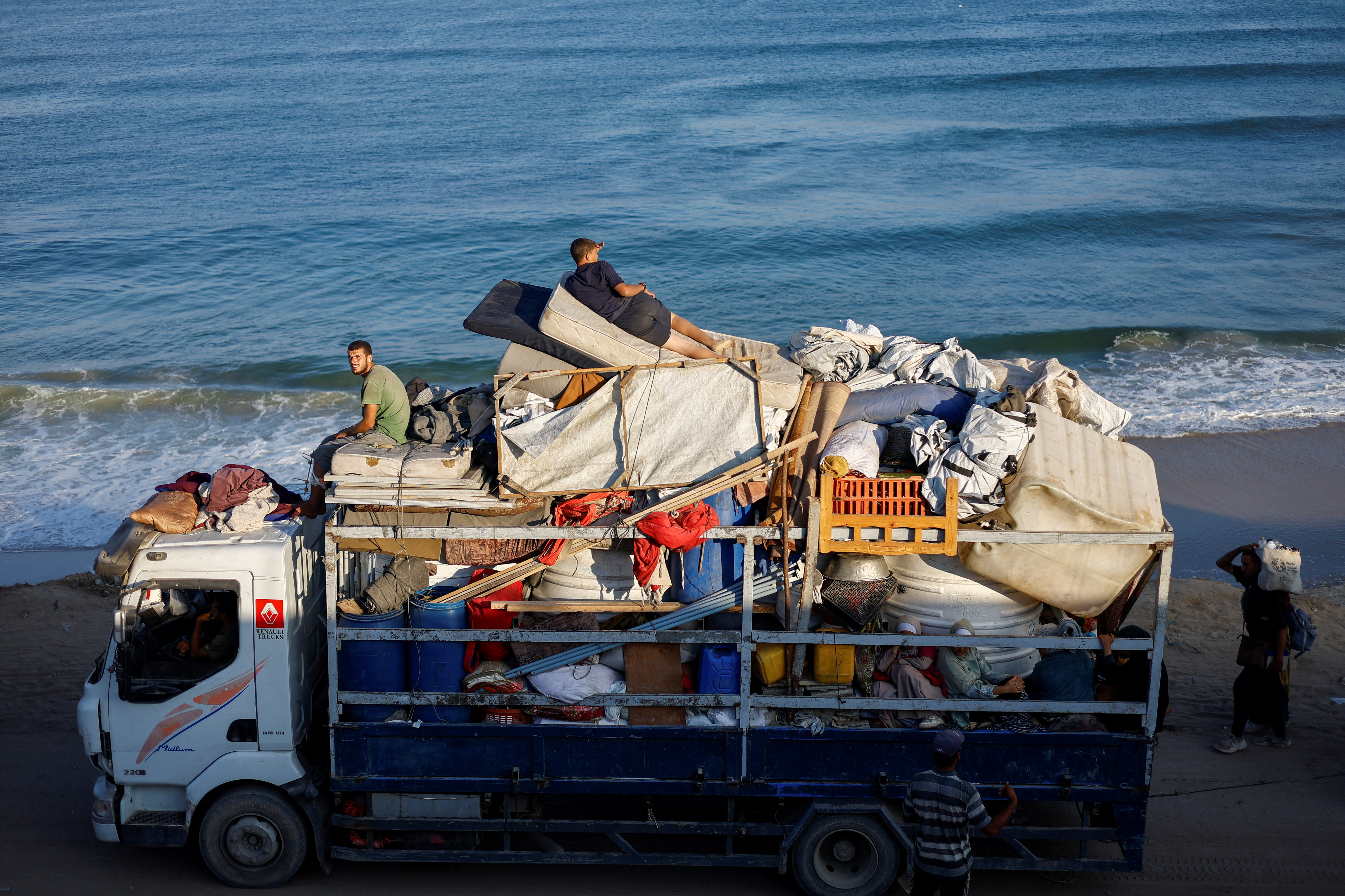 Displaced Palestinians, fleeing northern Gaza due to an Israeli military operation, travel in a truck with their belongings as they move southward after Israeli forces ordered residents of Gaza City to evacuate to the south, in the central Gaza Strip September 18, 2025. REUTERS/Mahmoud Issa