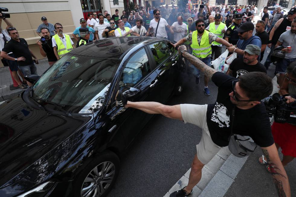 Un taxista patea un vehículo VTC en las protestas de julio de 2018. 