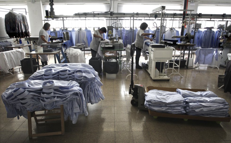 Montón de Ver a través de espontáneo Así se fabrican las camisas | Fotos | Economía | EL PAÍS