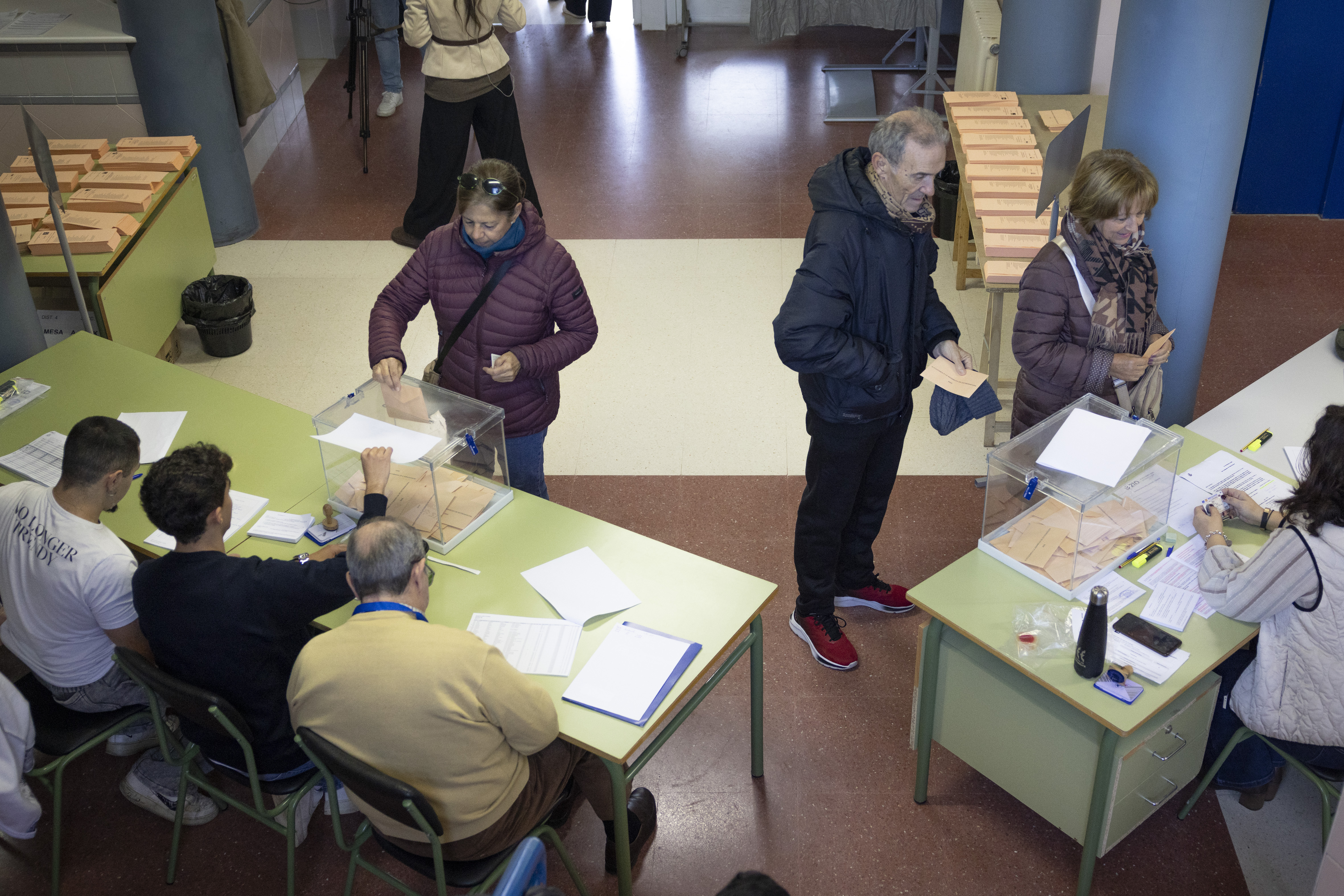 Mesas electorales en el CEIP El Vivero en Cáceres, este domingo. 