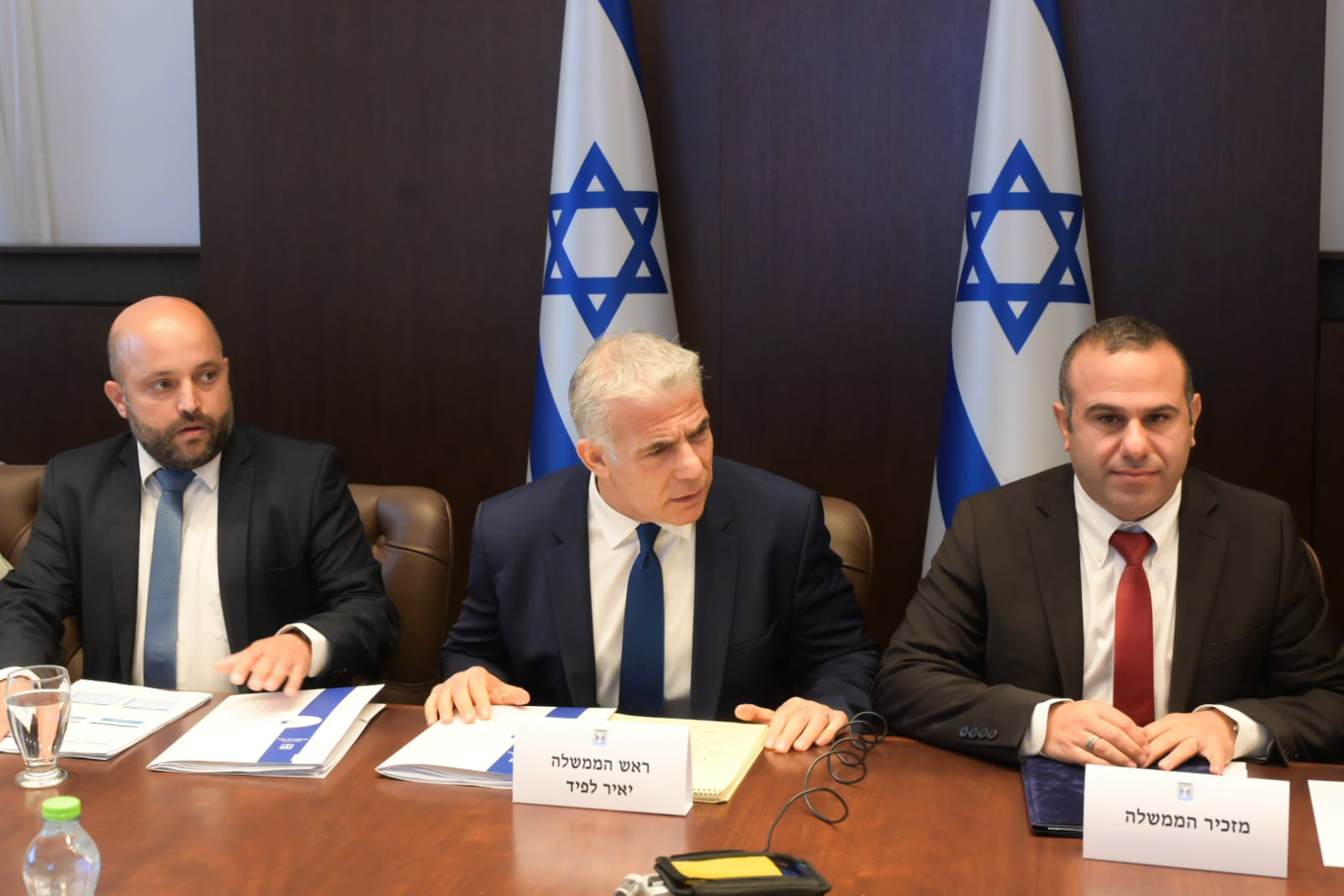 Yair Lapid, en el centro, durante la reunión del gabinete de seguridad, este miércoles.
