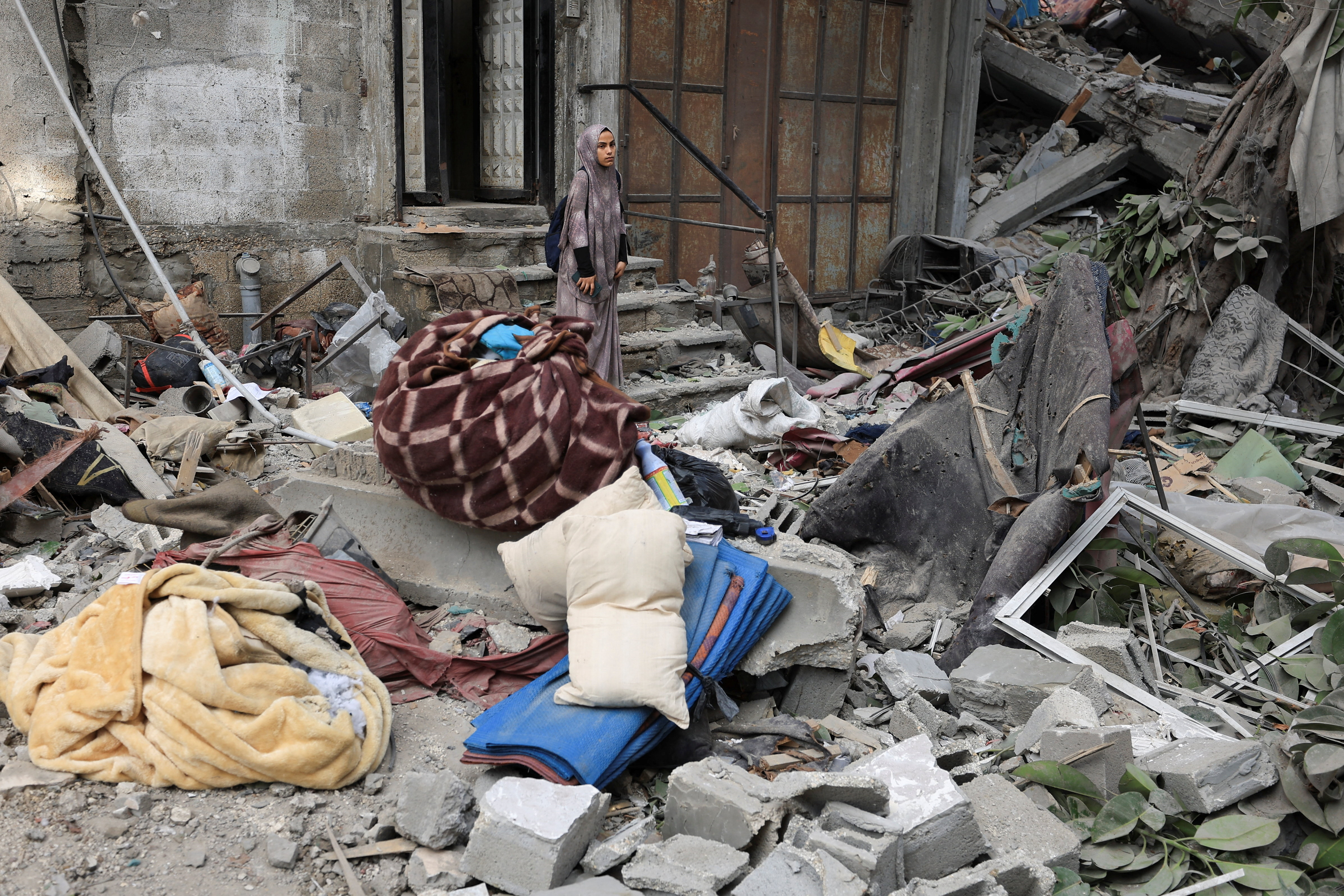 Una mujer palestina en las ruinas de un edificio tras un ataque israelí en Ciudad de Gaza, este jueves 7 de agosto.